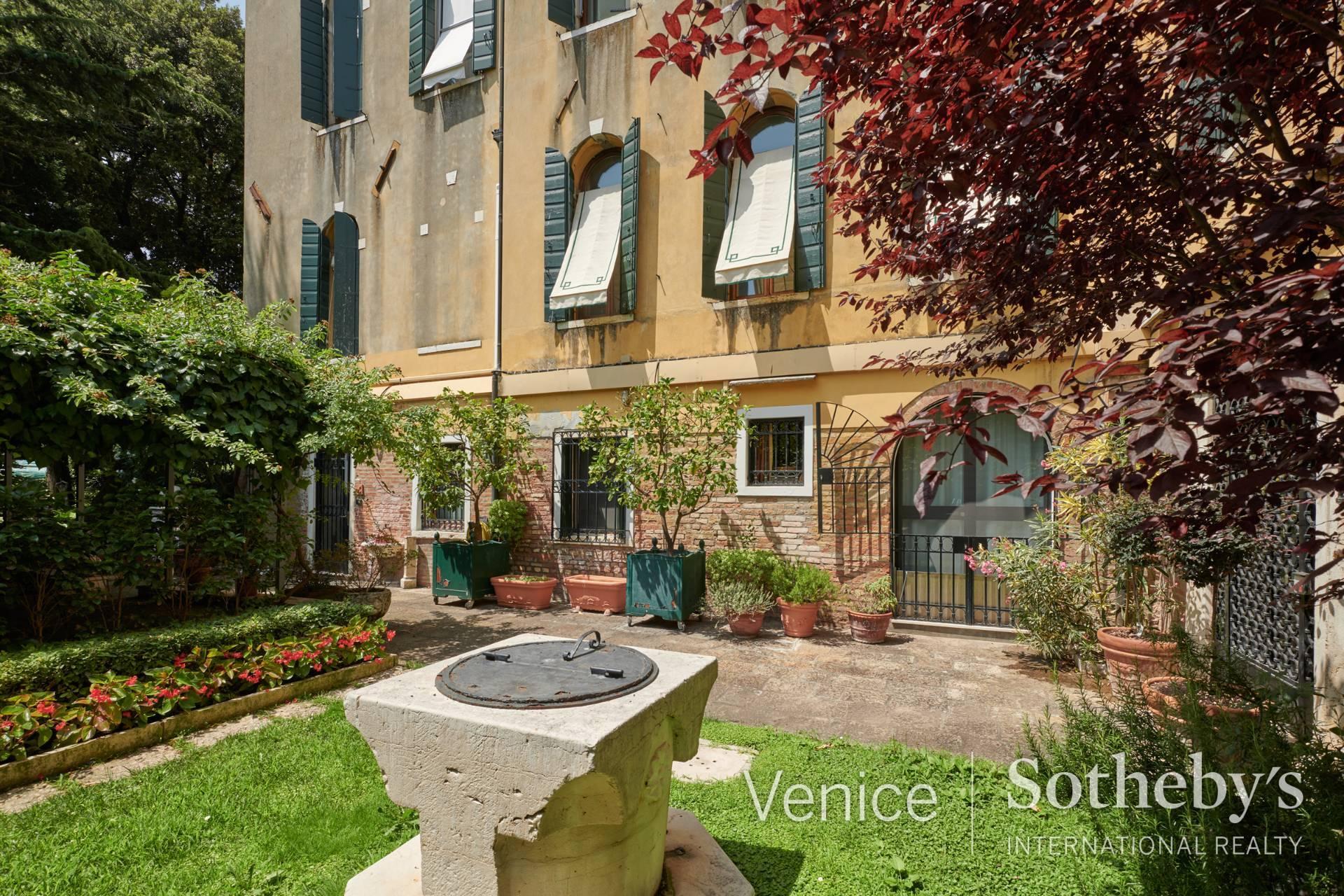 Exclusive Piano Nobile with extensive private gardens close to the Guggenheim - 20