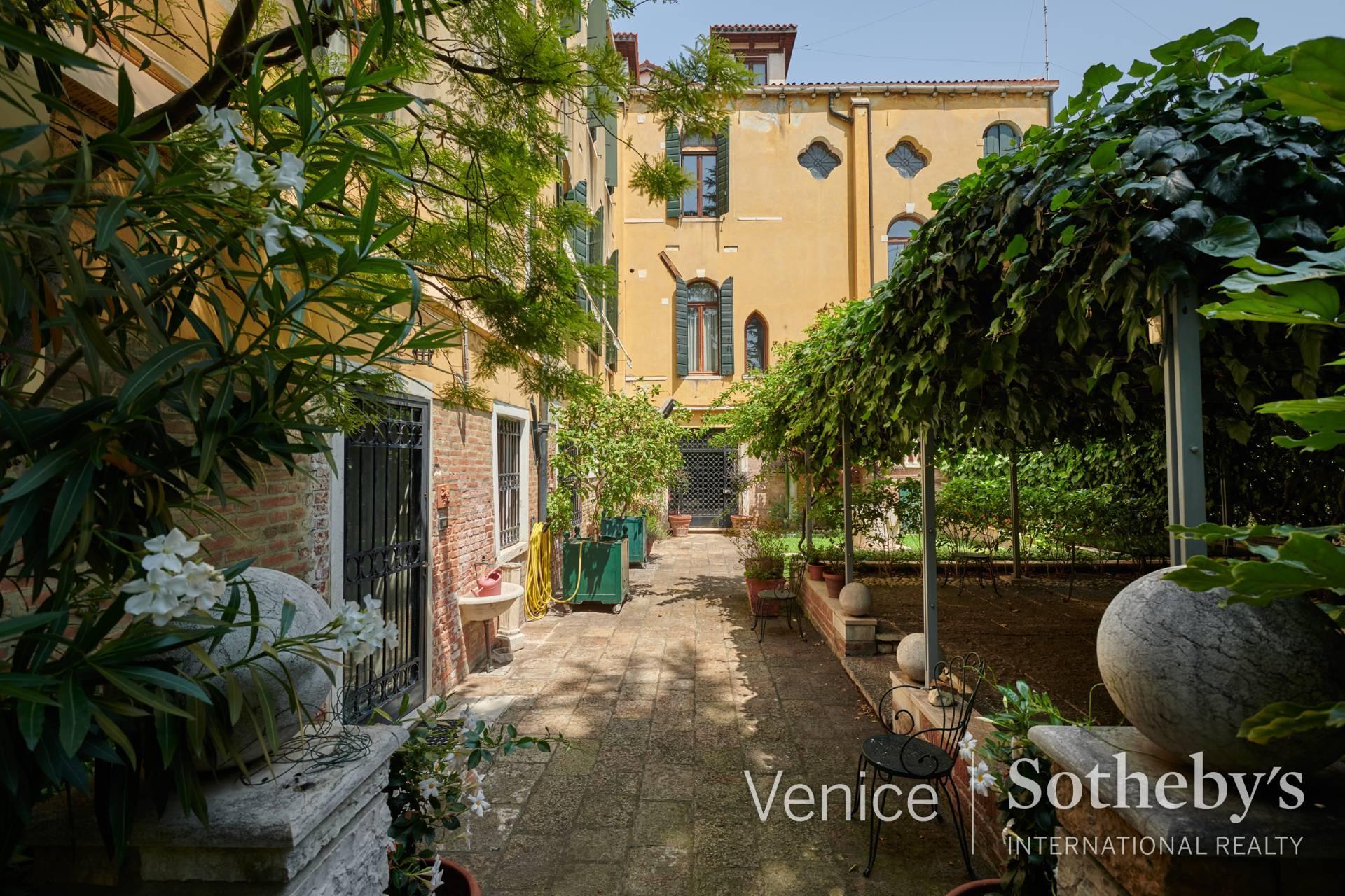 Exclusive Piano Nobile with extensive private gardens close to the Guggenheim - 21