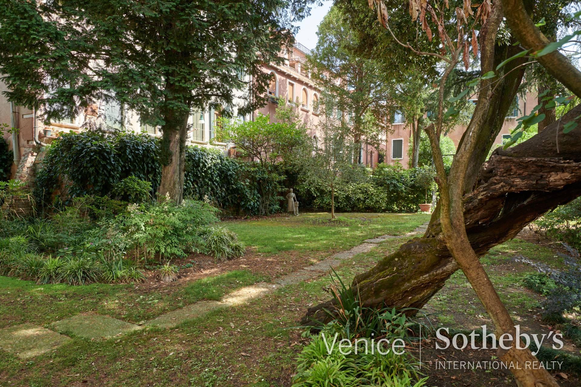 Exclusive Piano Nobile with extensive private gardens close to the Guggenheim - 22