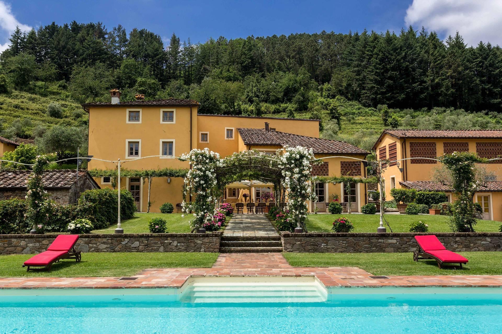 Una tipica villa toscana immersa nel poetico paesaggio italiano - 2