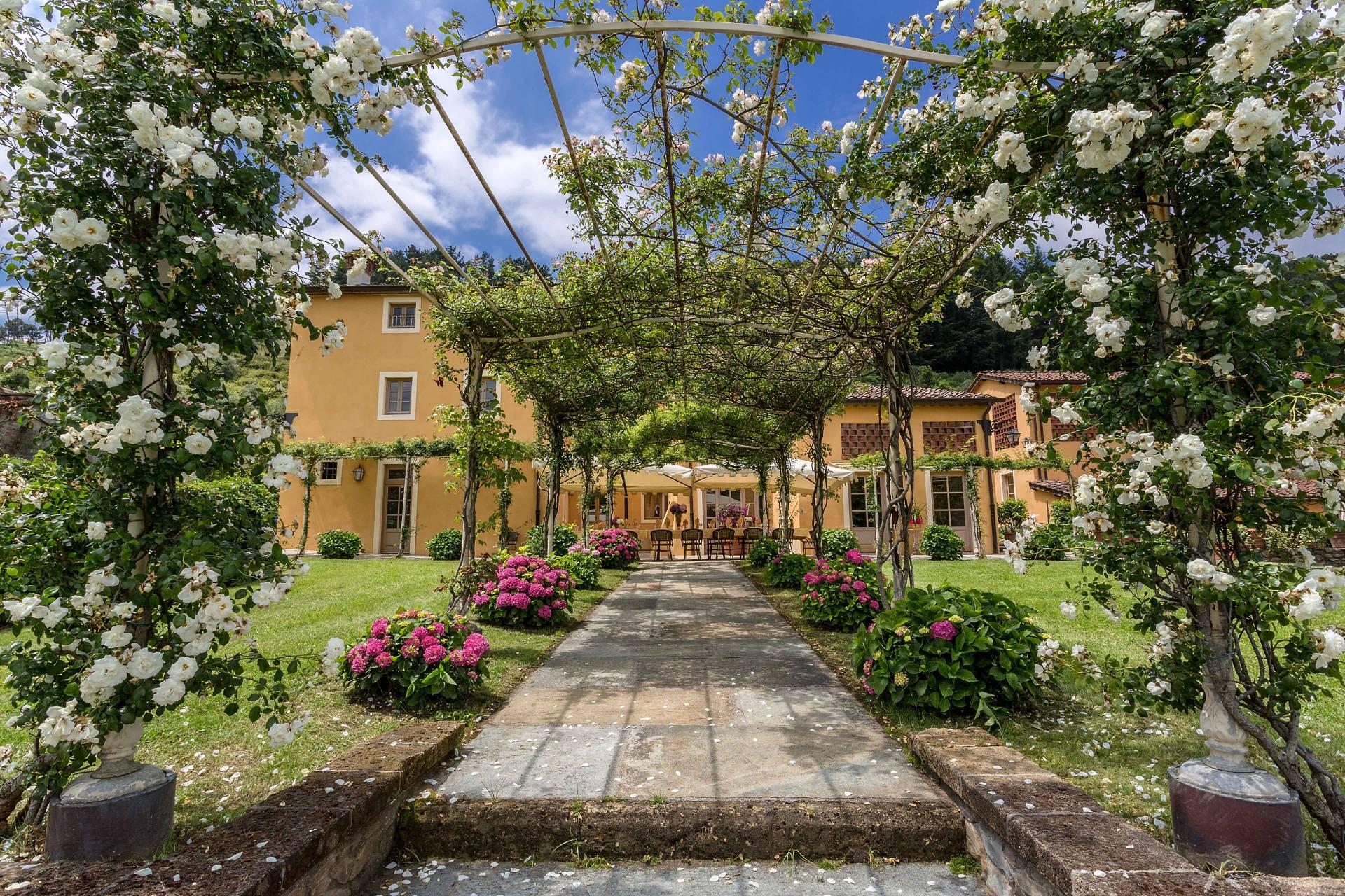 Una tipica villa toscana immersa nel poetico paesaggio italiano - 6