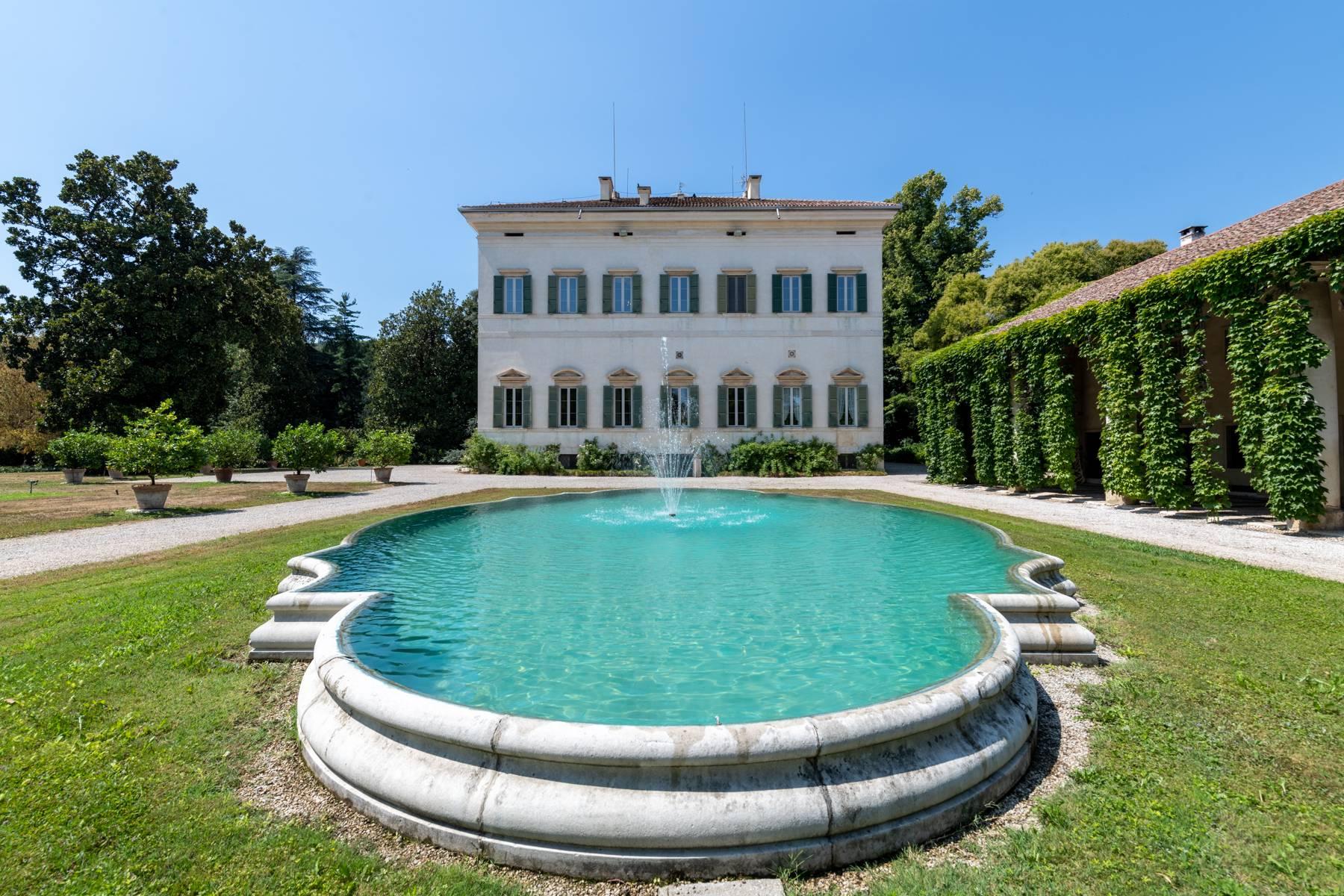 Elégante villa vénitienne avec parc romantique et dépendances - 1