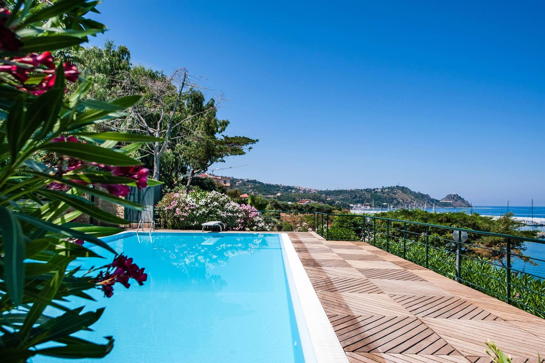 Exclusive villa overlooking the sea - 16