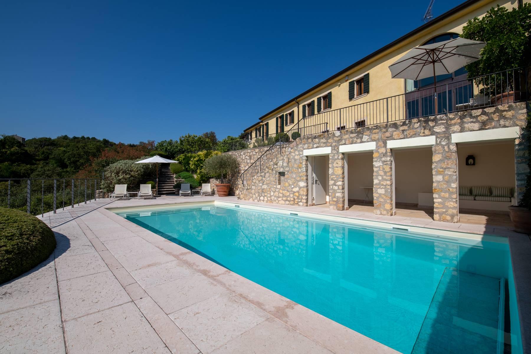 Elégante maison de campagne rénovée avec piscine sur les collines de Vérone - 2