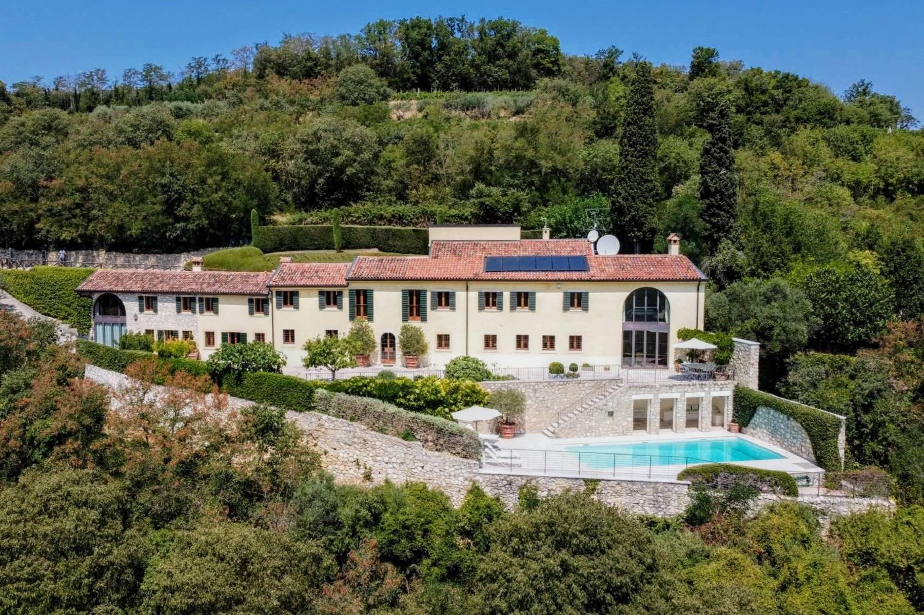Elegant renoviertes Landhaus mit Swimmingpool in den Hügeln von Verona - 1