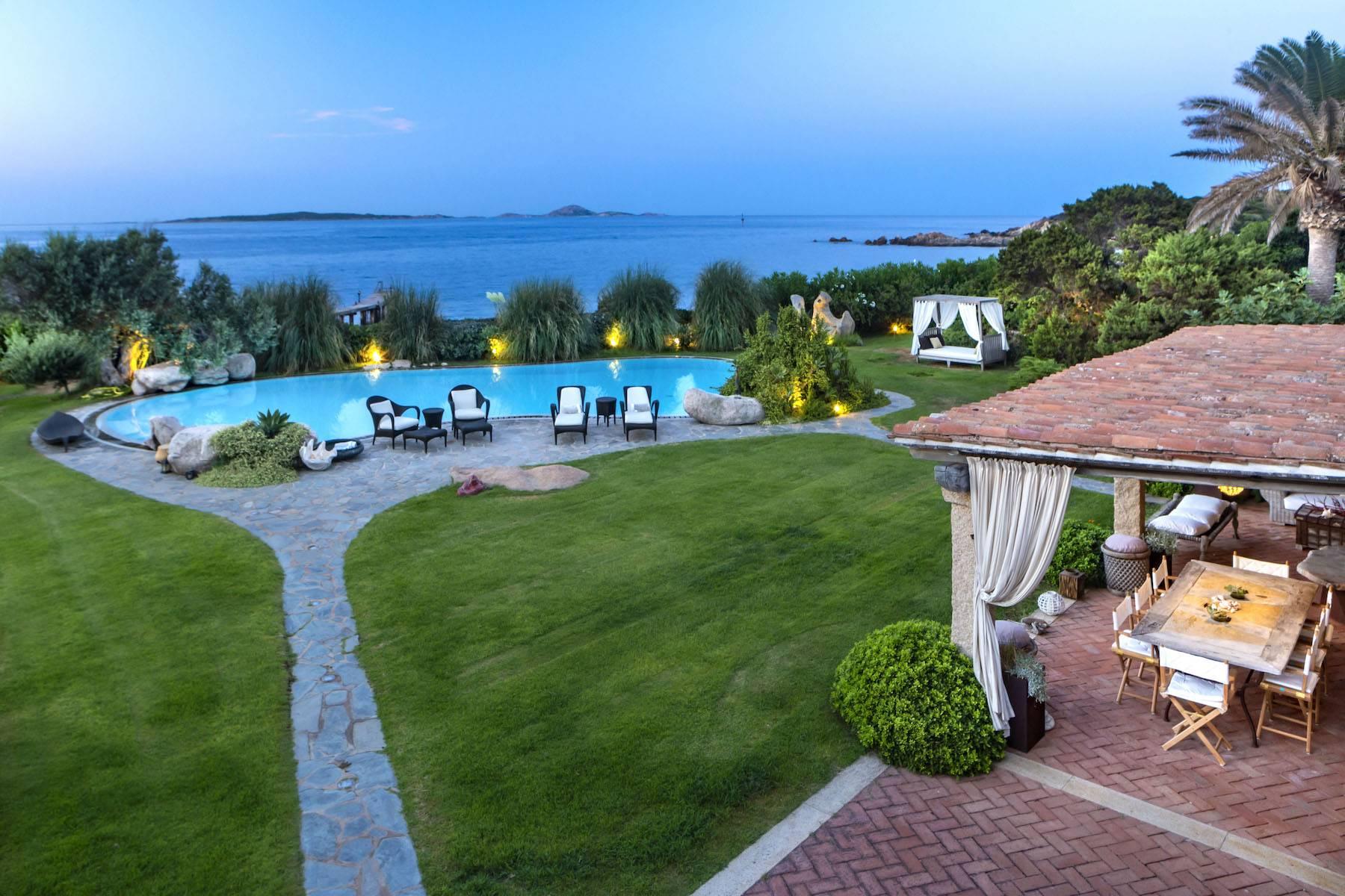 Elegant and prestigious waterfront villa - 42