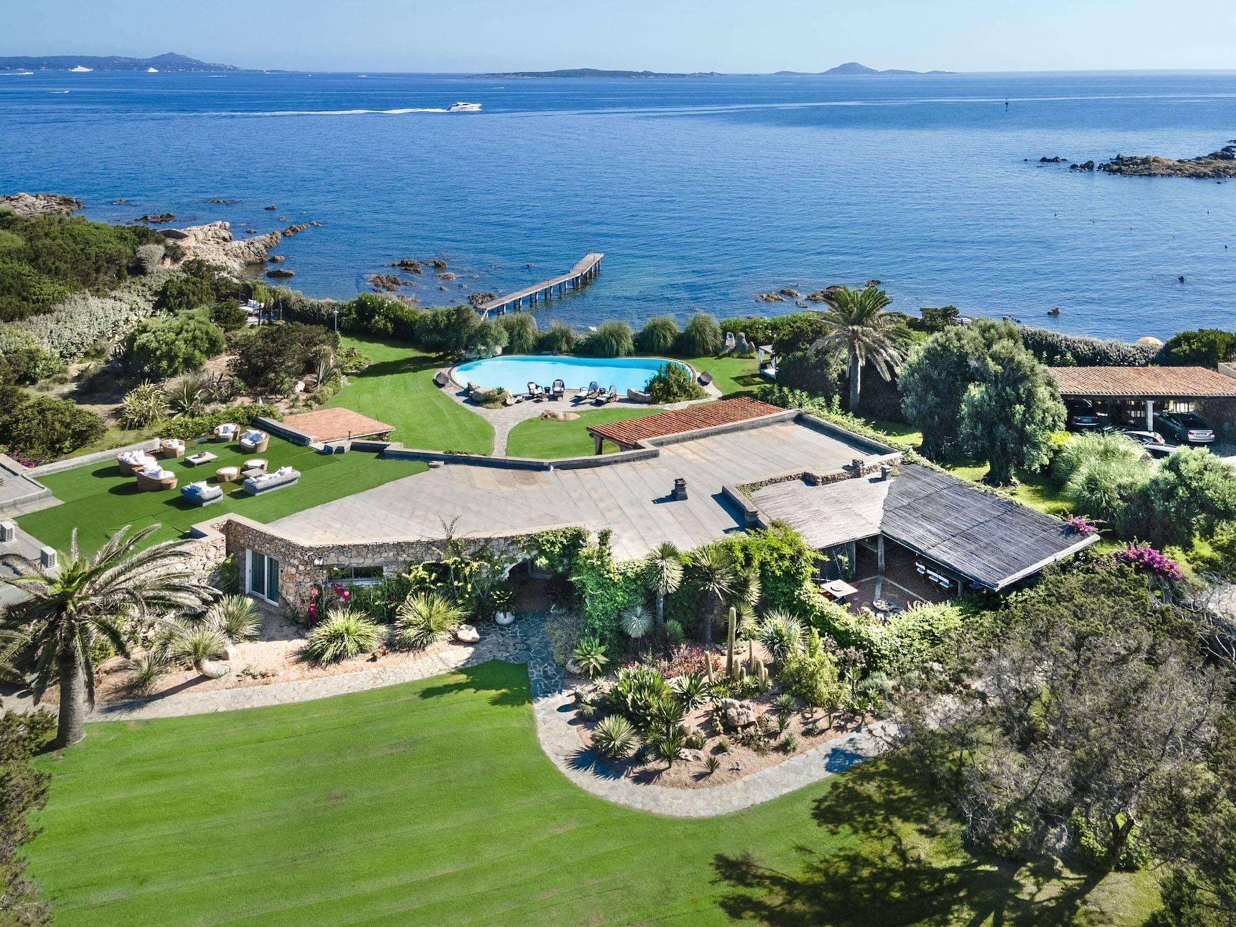 Elegant and prestigious waterfront villa - 36