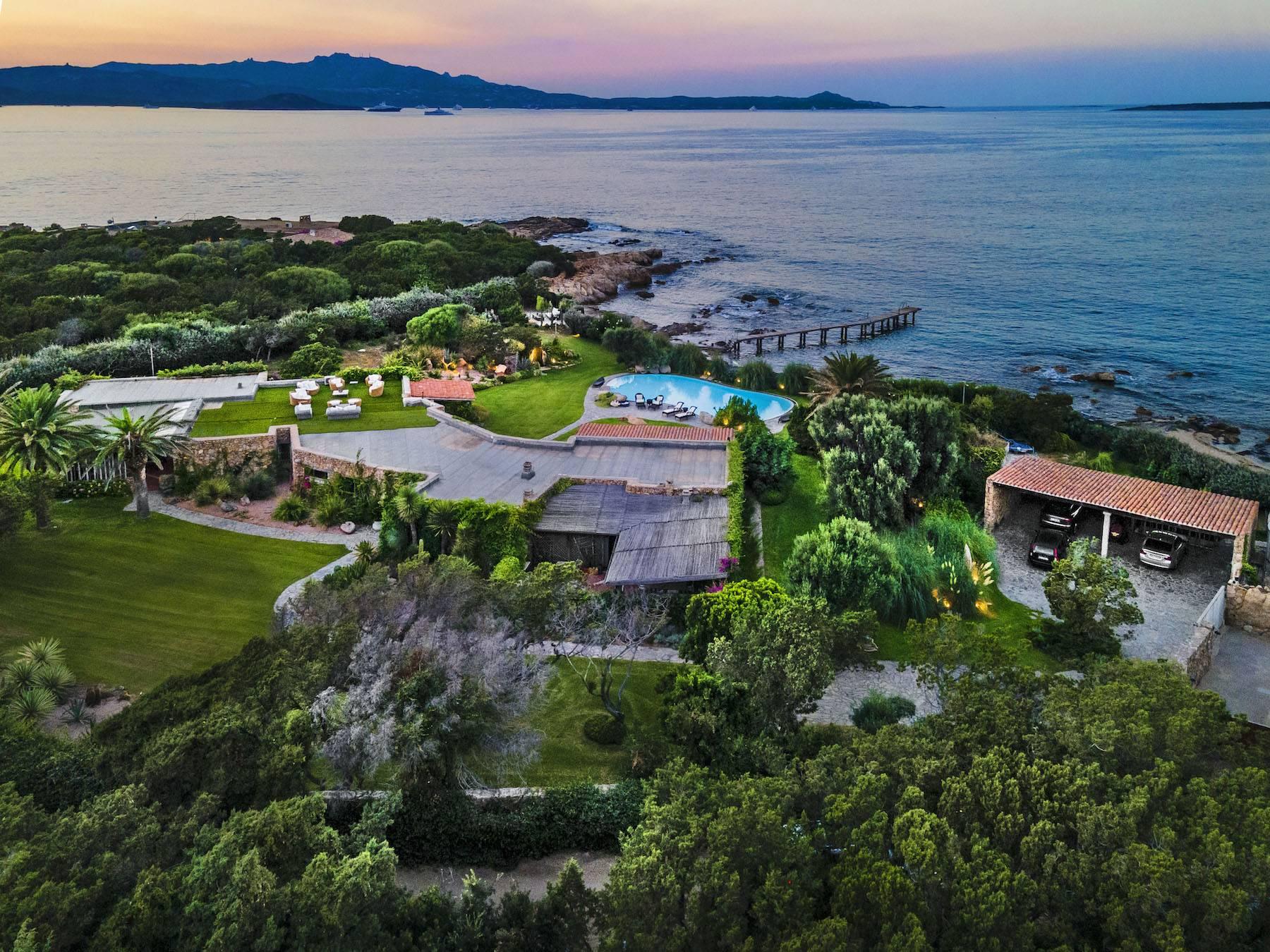 Elegant and prestigious waterfront villa - 44