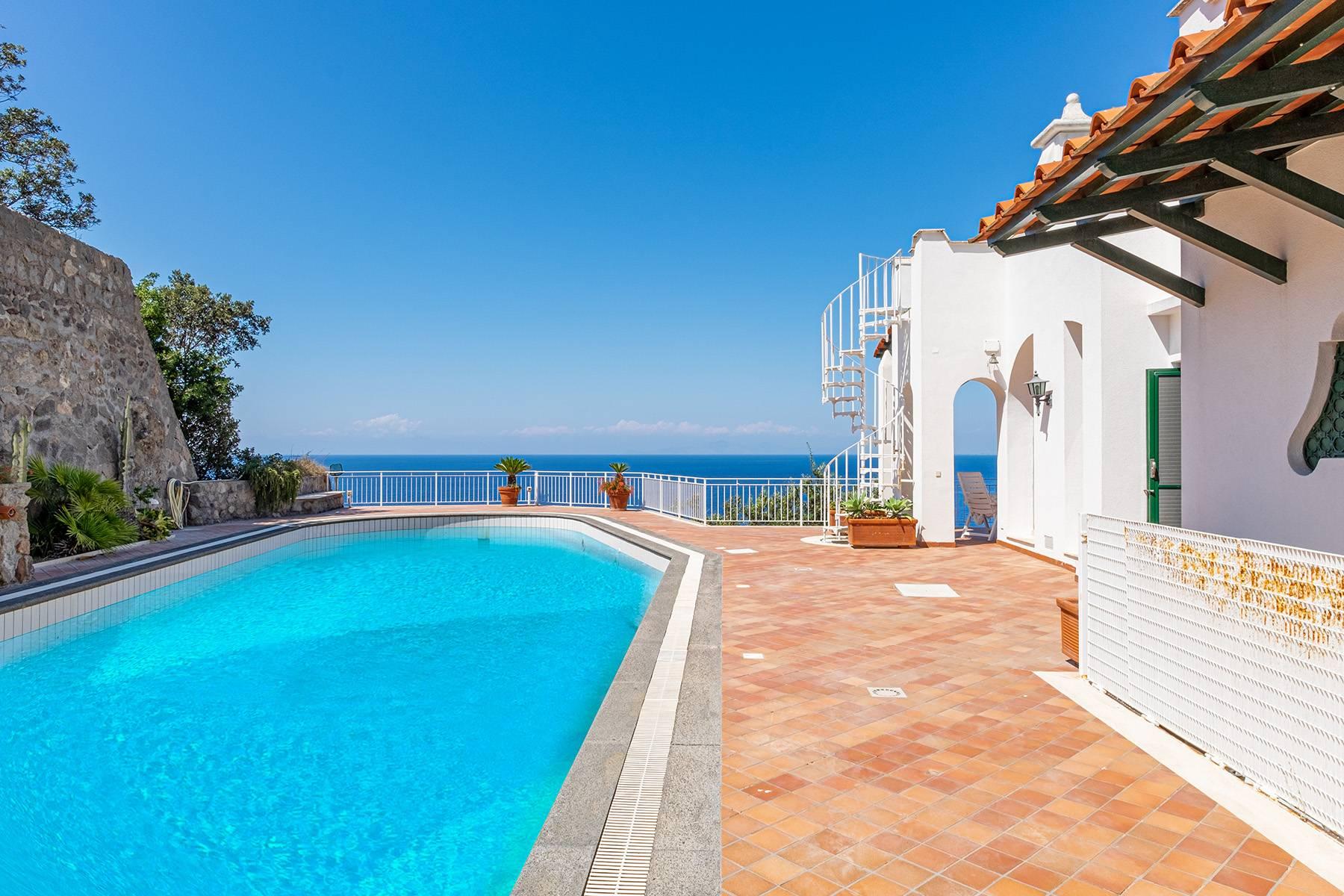 Villa méditerranéenne pied dans l'eau avec piscine et accès privé à la mer - 9