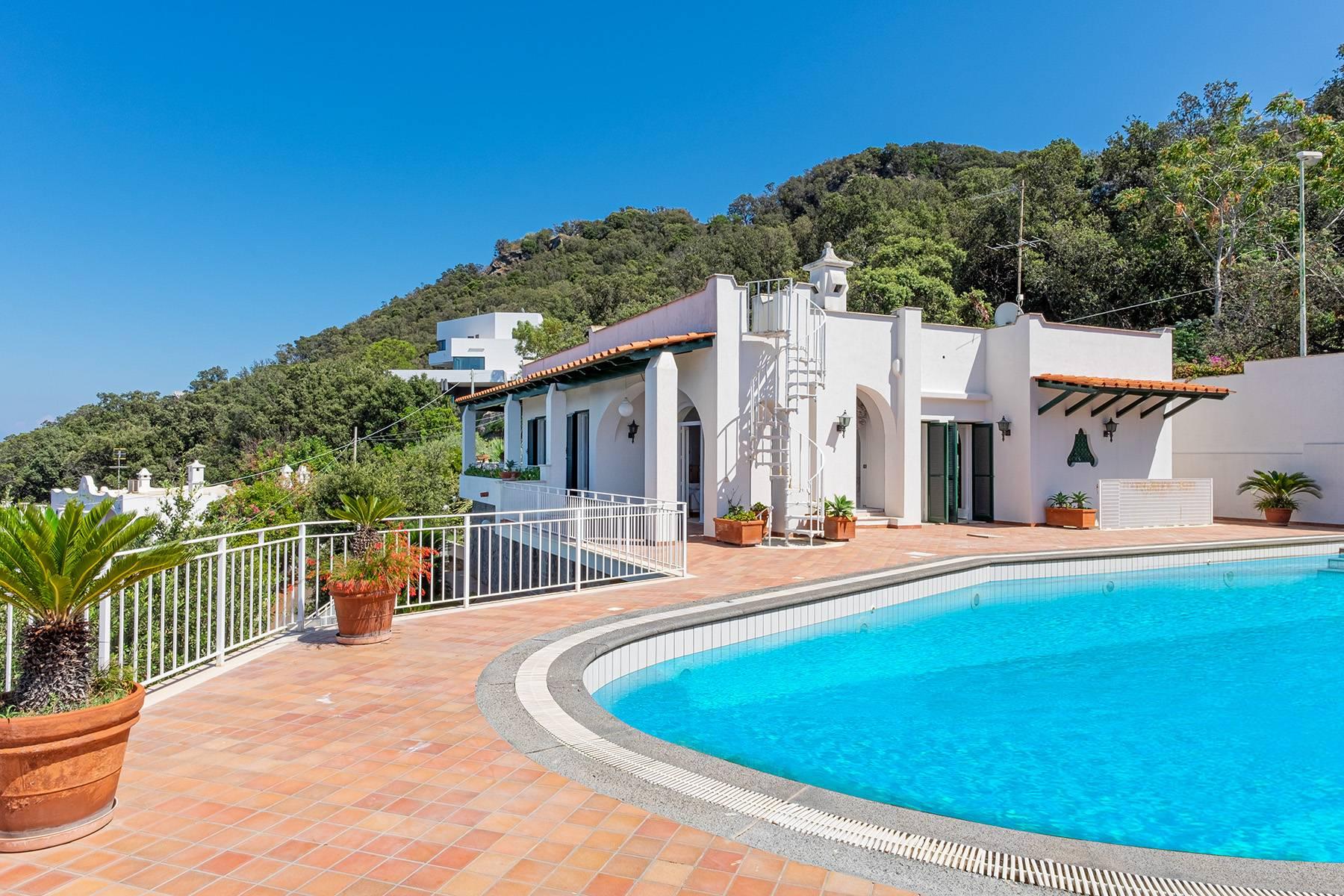 Villa méditerranéenne pied dans l'eau avec piscine et accès privé à la mer - 1