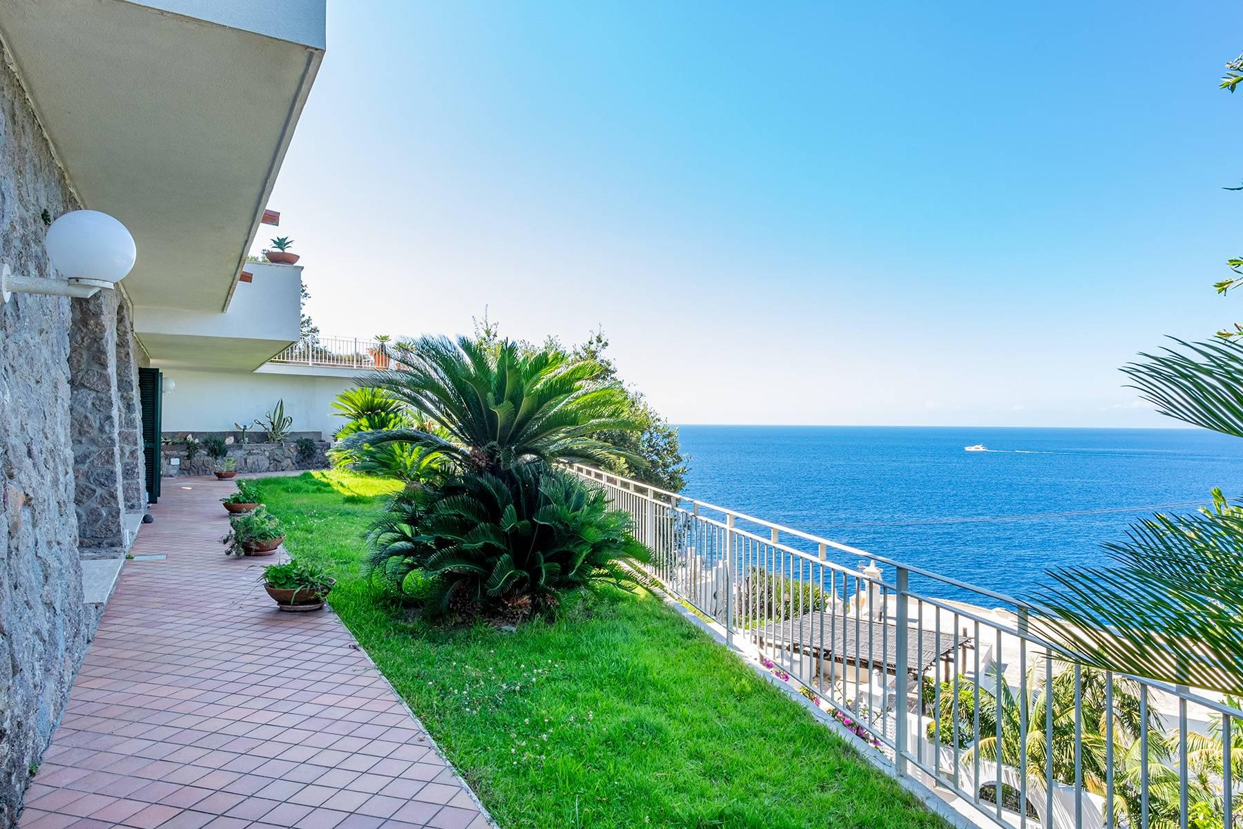 Villa méditerranéenne pied dans l'eau avec piscine et accès privé à la mer - 13