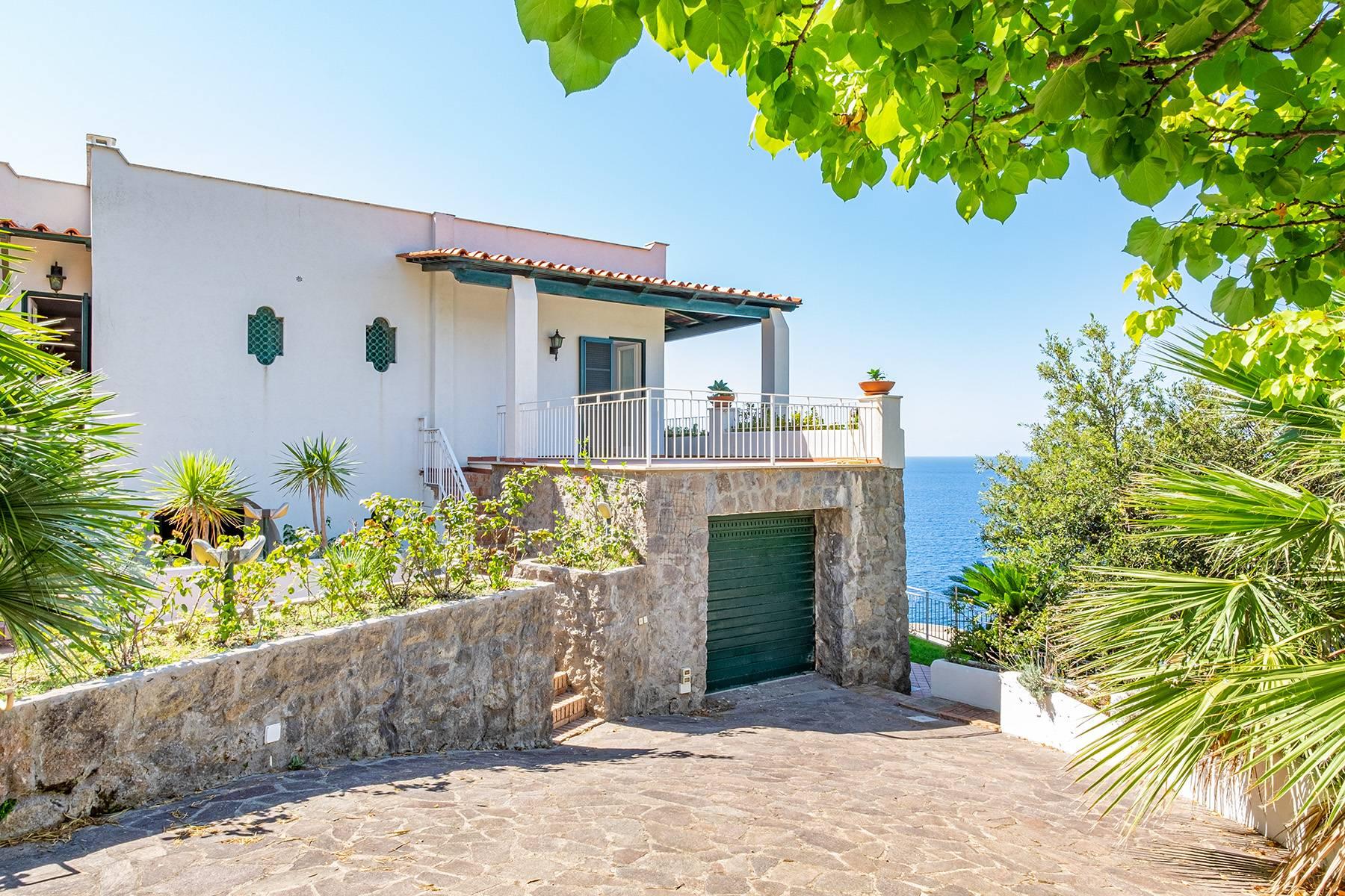 Villa méditerranéenne pied dans l'eau avec piscine et accès privé à la mer - 18