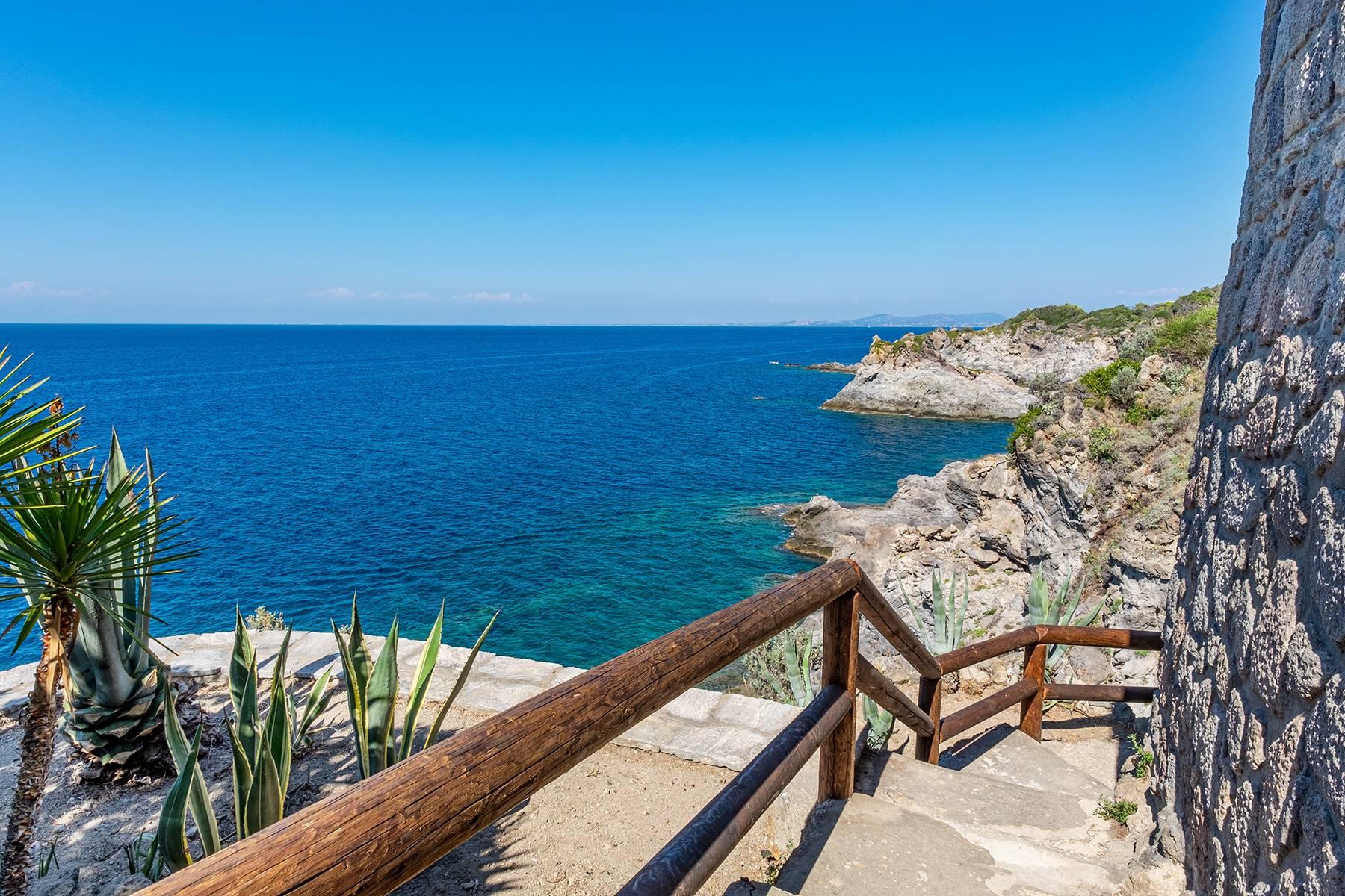 Villa méditerranéenne pied dans l'eau avec piscine et accès privé à la mer - 16