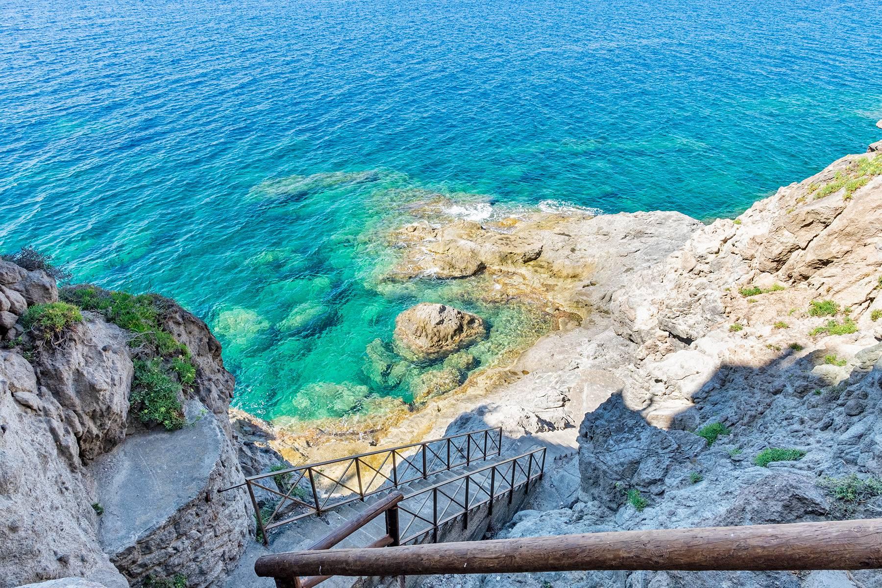 Villa méditerranéenne pied dans l'eau avec piscine et accès privé à la mer - 3