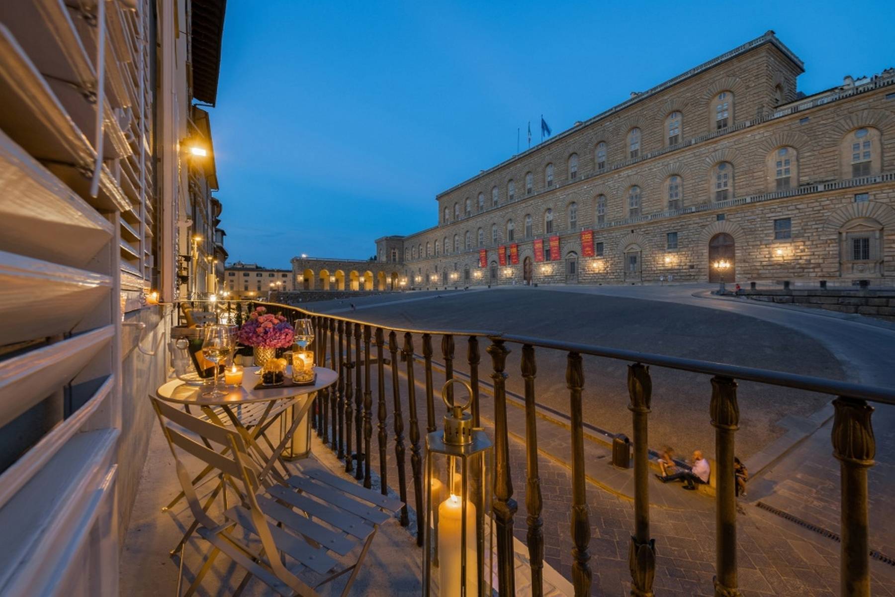 Luxury 4 bedroom apartment looking onto Piazza Pitti - 1