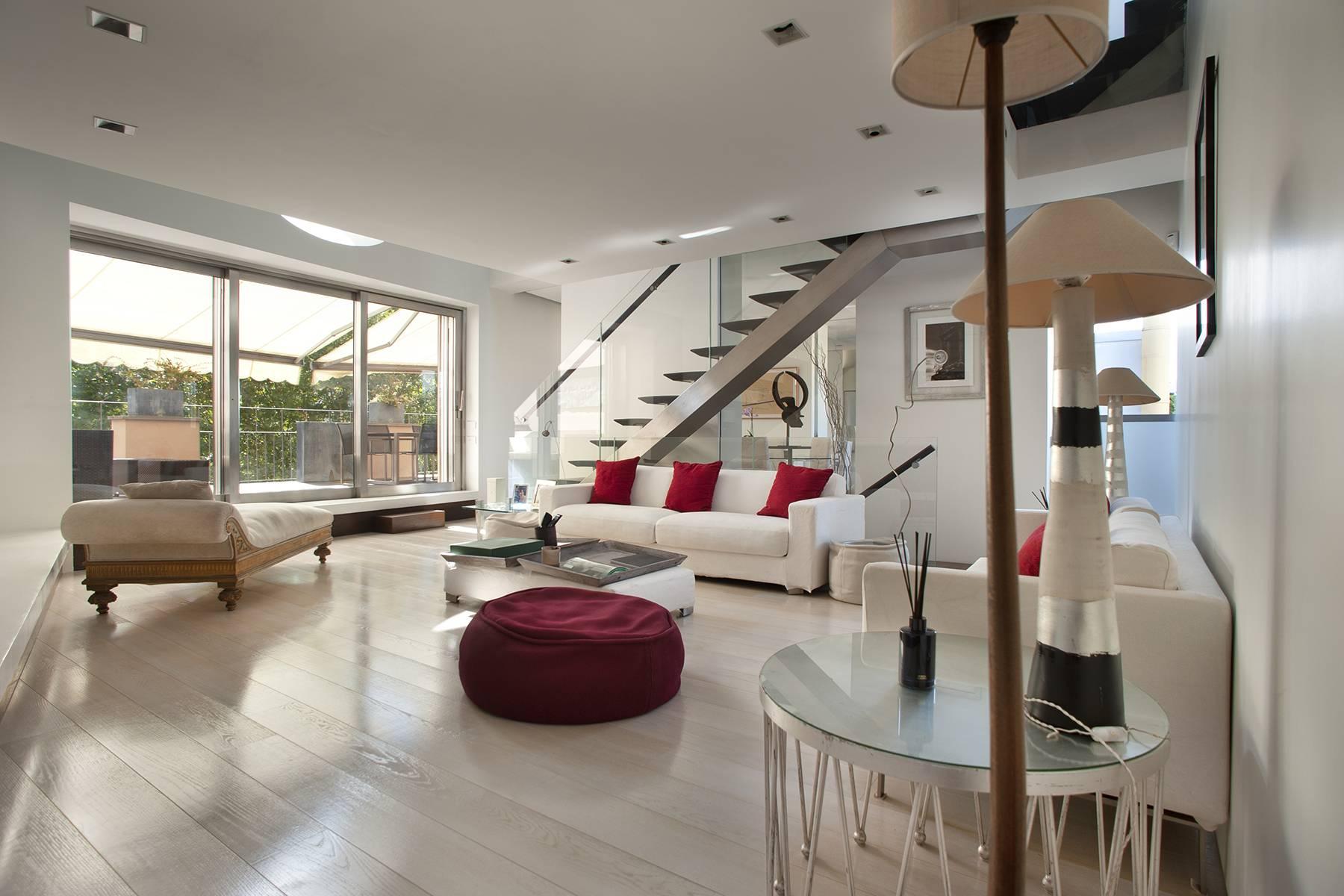 Extraordinarily modern penthouse with panoramic terraces in the beating heart of Rome - 1