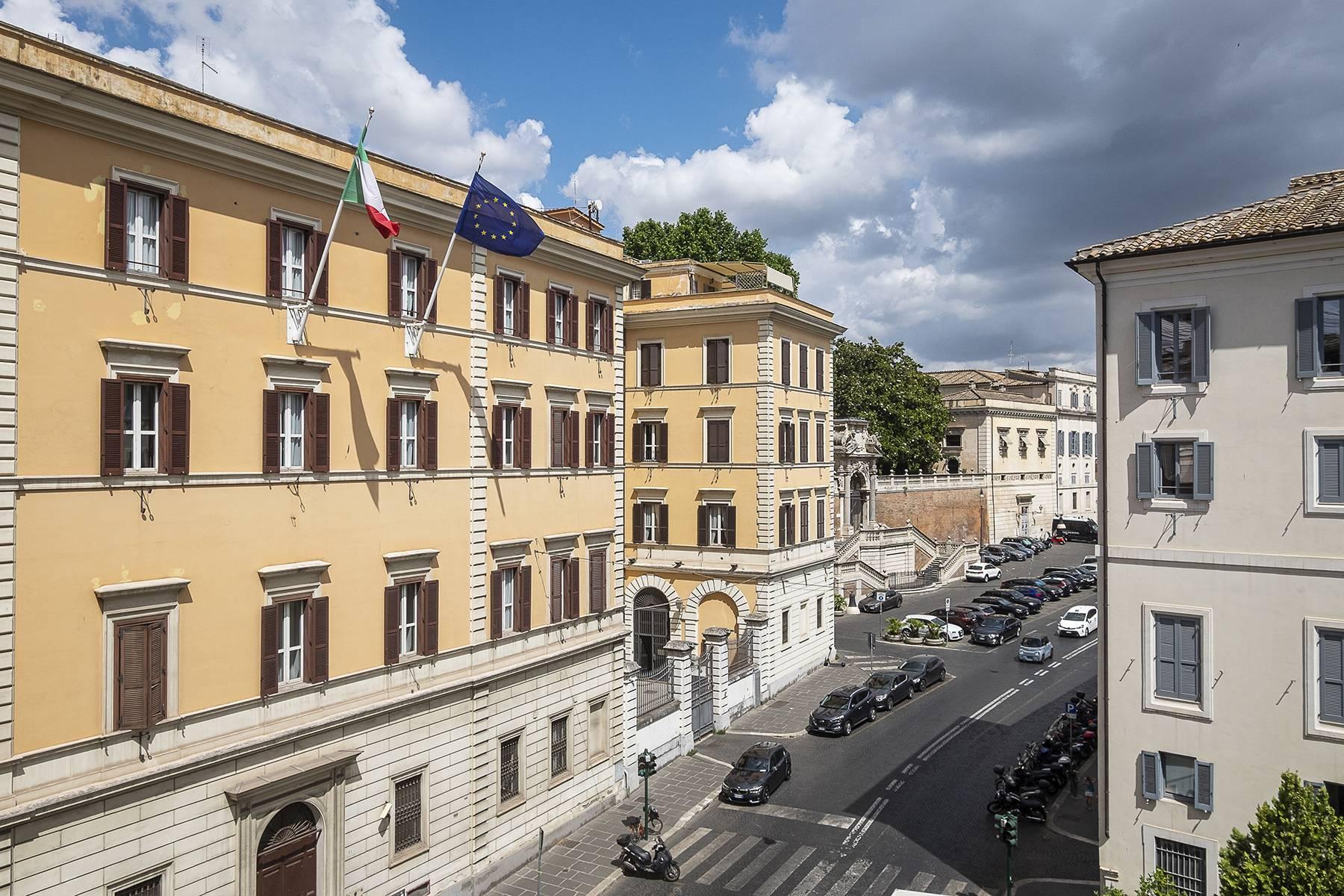 Highly distinguished apartment with an exclusive view of the Quirinale Palace - 3