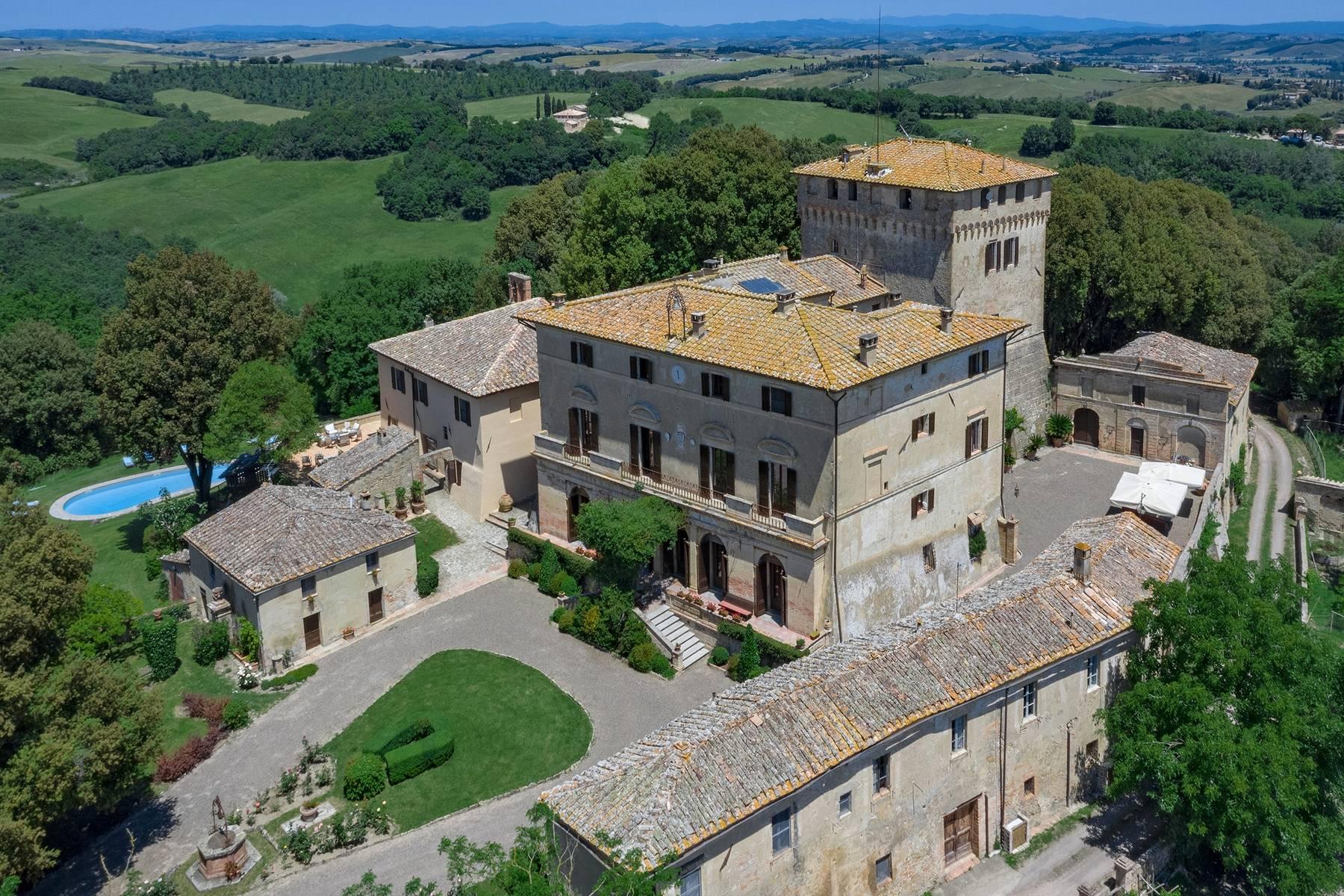 Prestigious castle with a panorama of the Val d'Orcia valley - 1