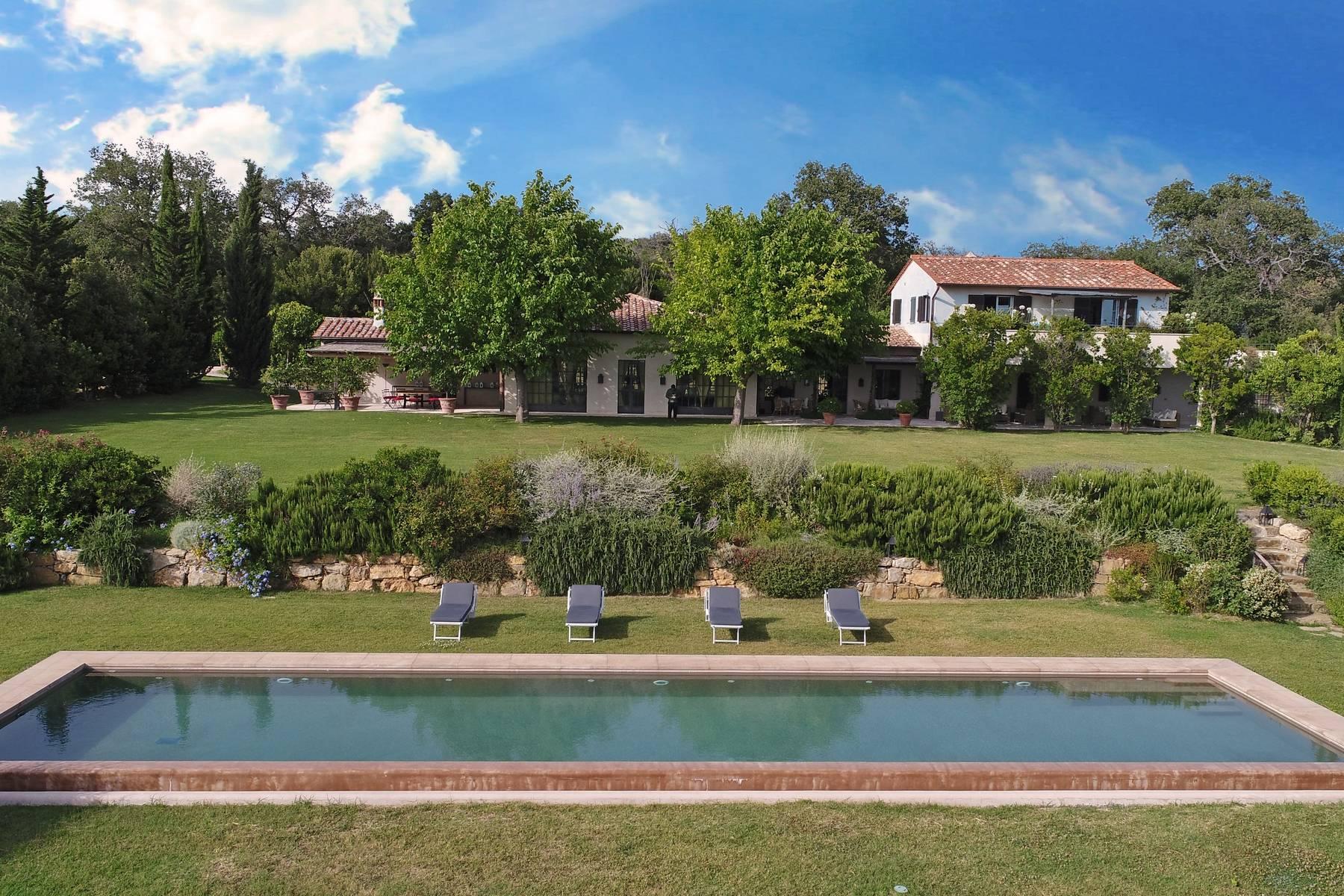 Elegante villa a Capalbio con splendida vista sulle colline toscane e sul mare - 1
