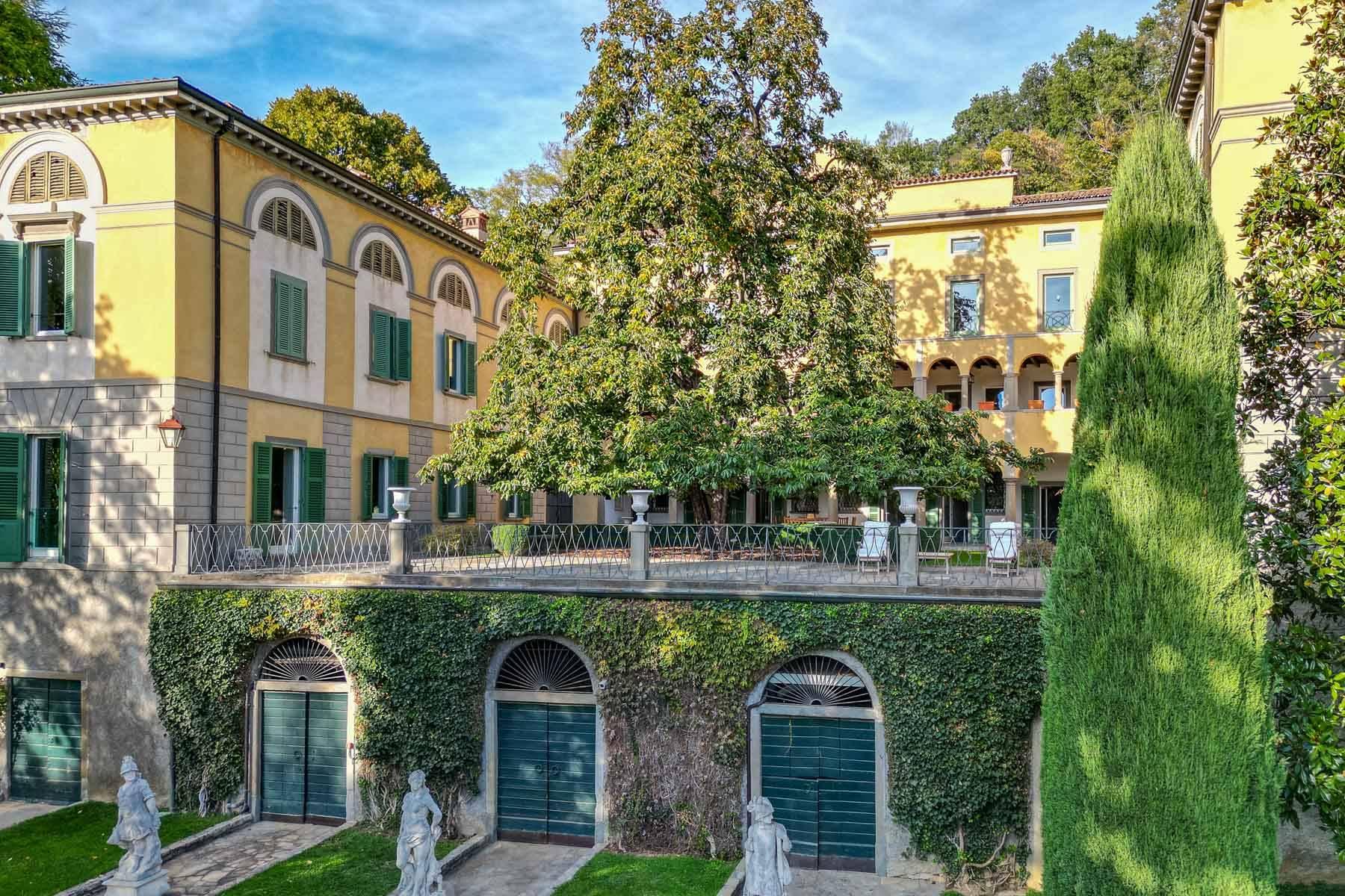 Splendid historic villa with park - 2