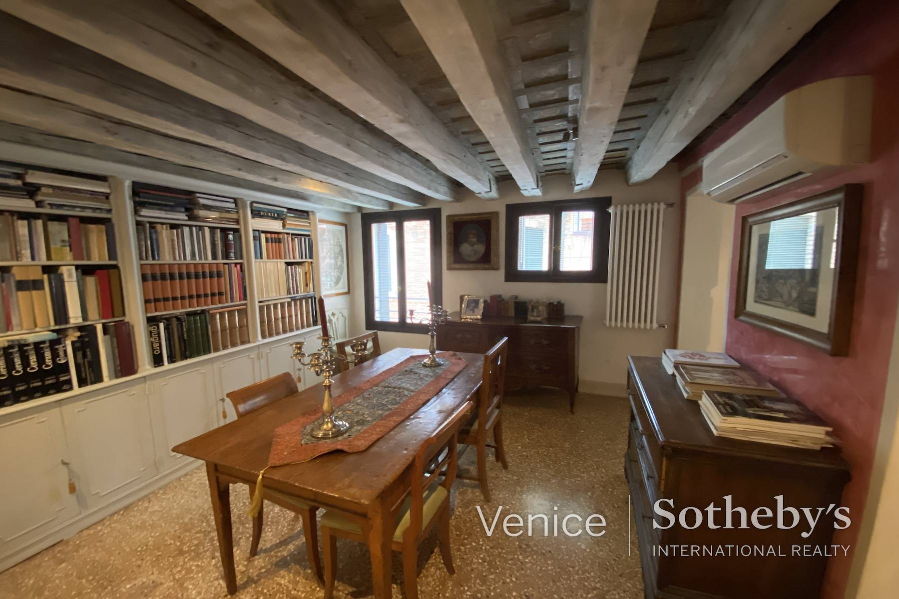 A charming mezzanine apartment in a beautiful Gothic palazzetto - 3