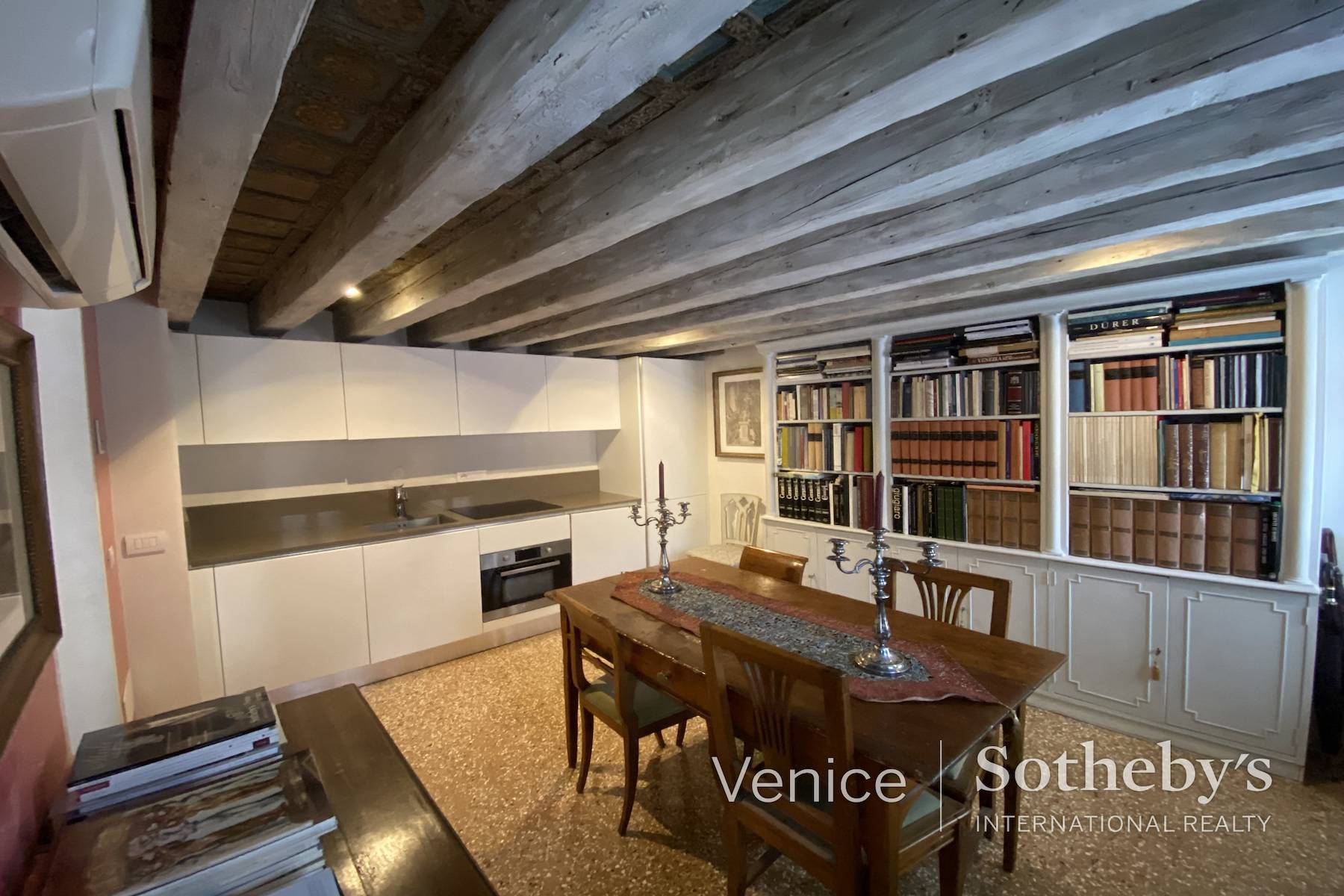 A charming mezzanine apartment in a beautiful Gothic palazzetto - 4