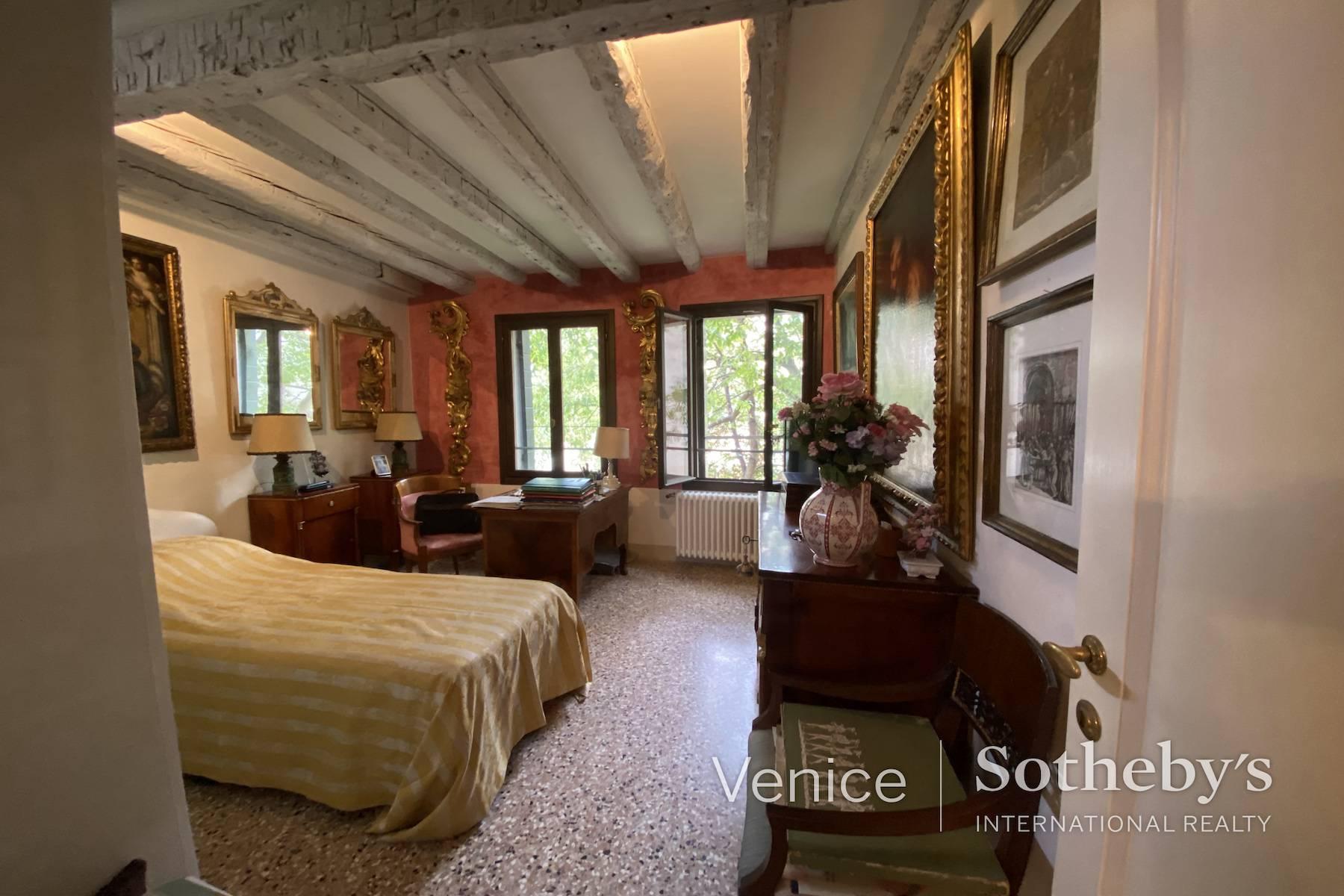 Un charmant appartement mezzanine dans un magnifique palazzetto gothique - 7