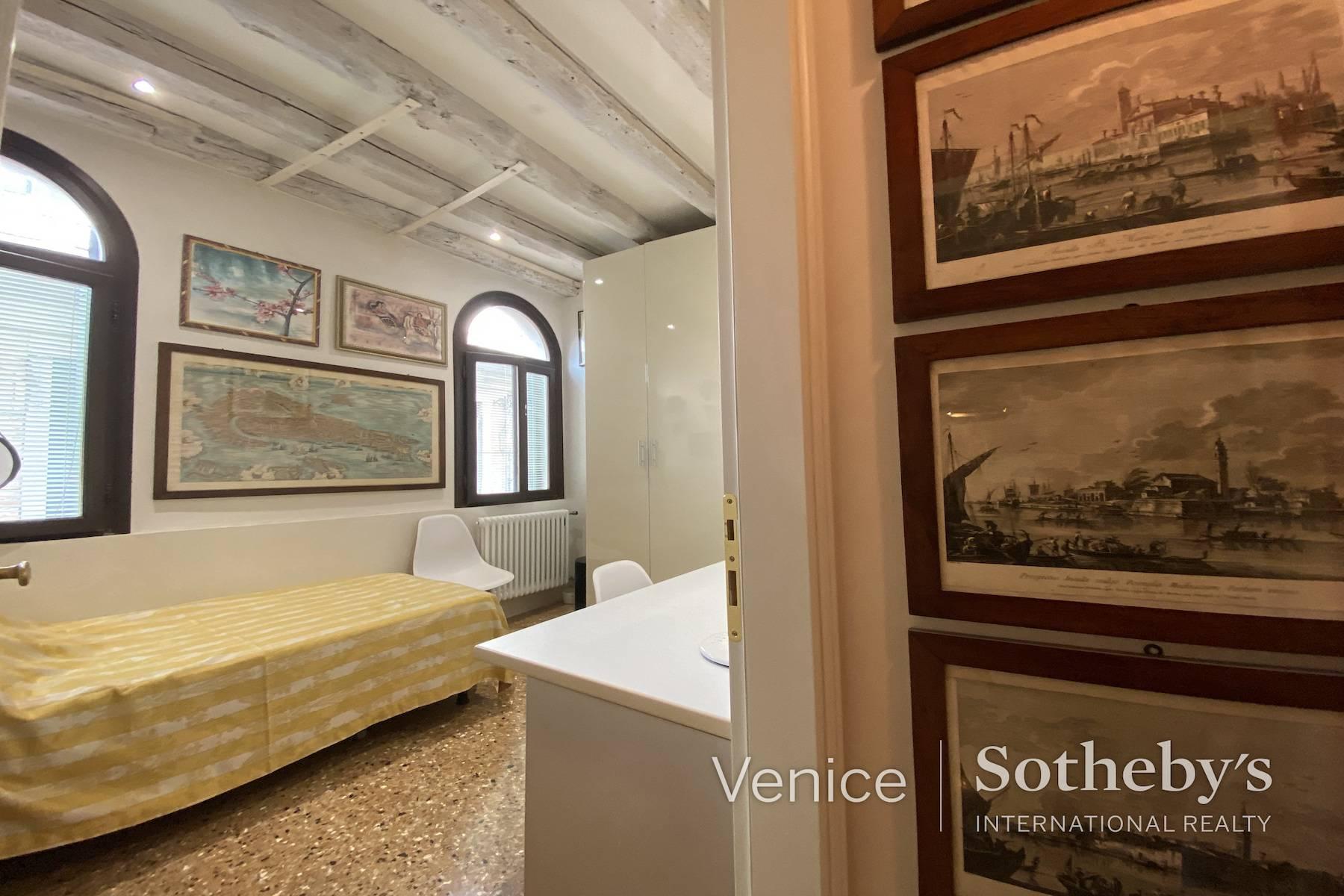 Un charmant appartement mezzanine dans un magnifique palazzetto gothique - 9