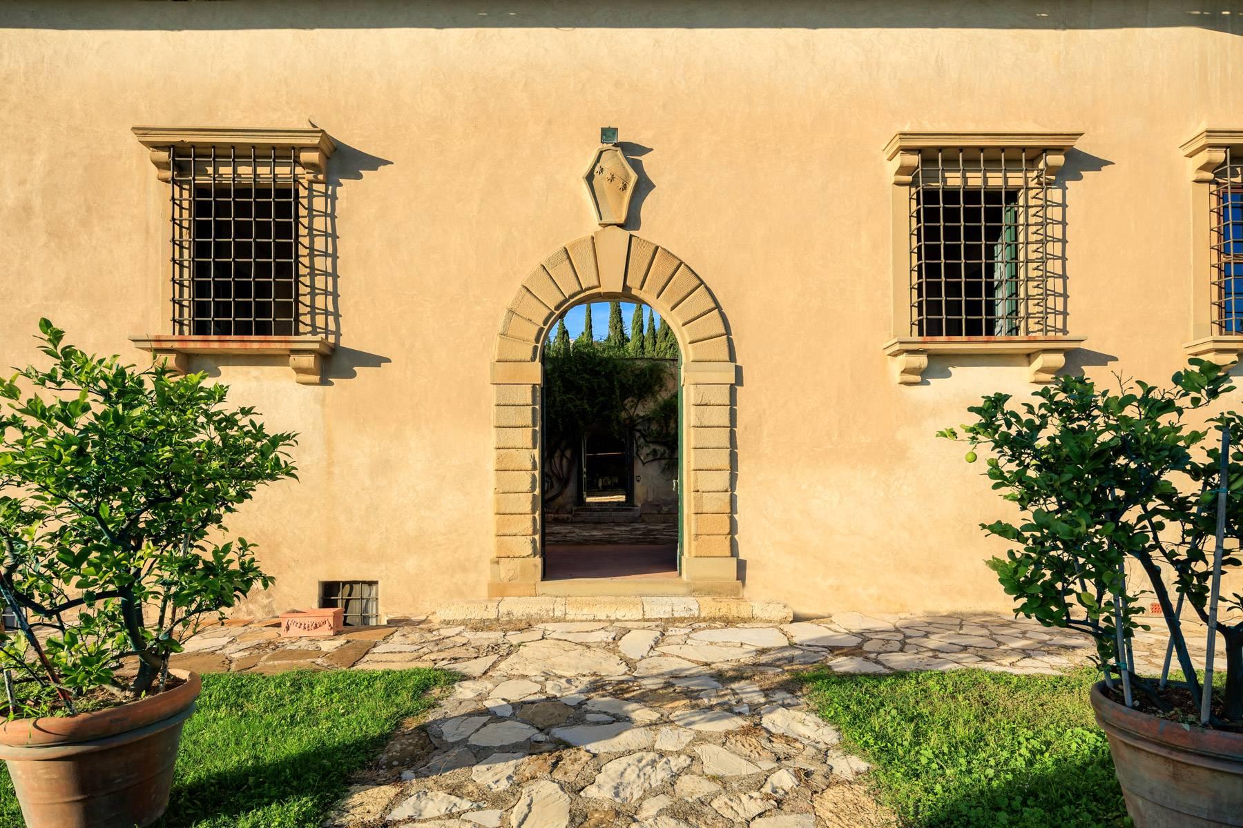 Большой старинный фермерский дом в самом известном районе производства оливок недалеко от Флоренции. - 30