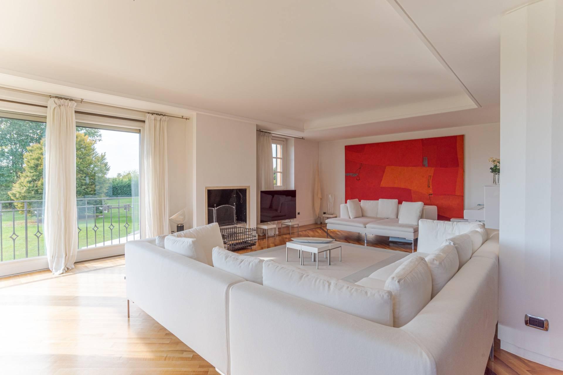 Elegant residential compound immersed in a perfectly groomed private park close to Como - 9