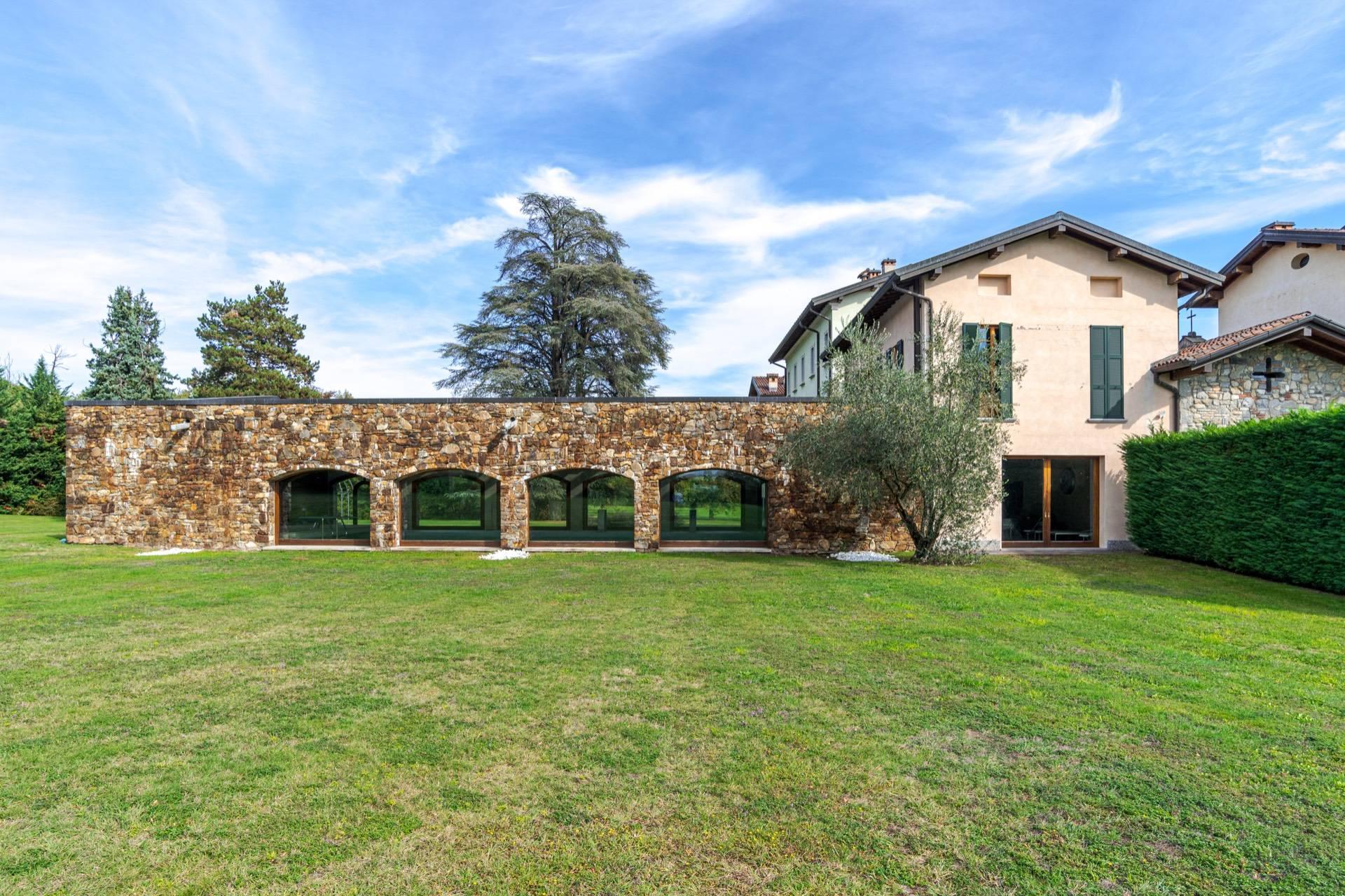 Elegant residential compound immersed in a perfectly groomed private park close to Como - 31