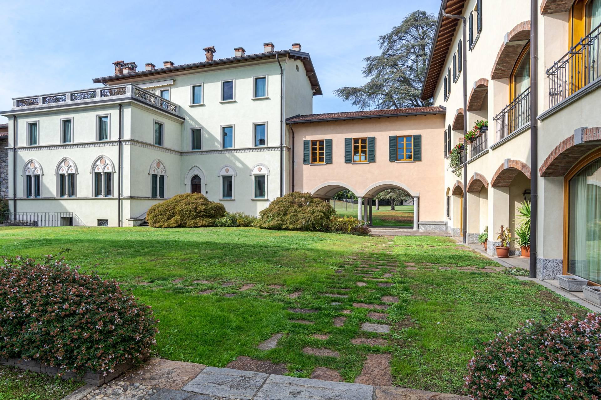 Elegant residential compound immersed in a perfectly groomed private park close to Como - 3
