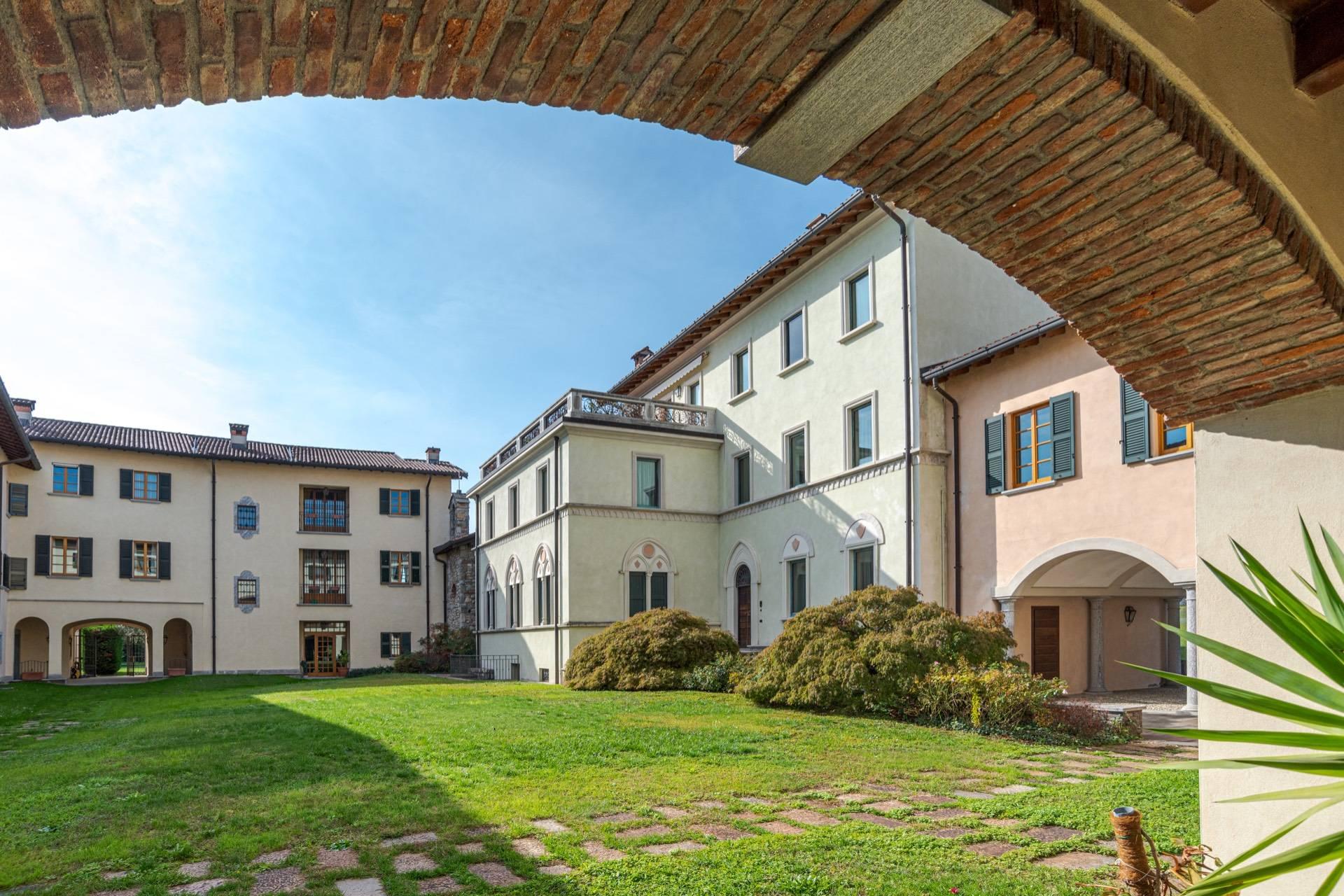 Elegant residential compound immersed in a perfectly groomed private park close to Como - 4