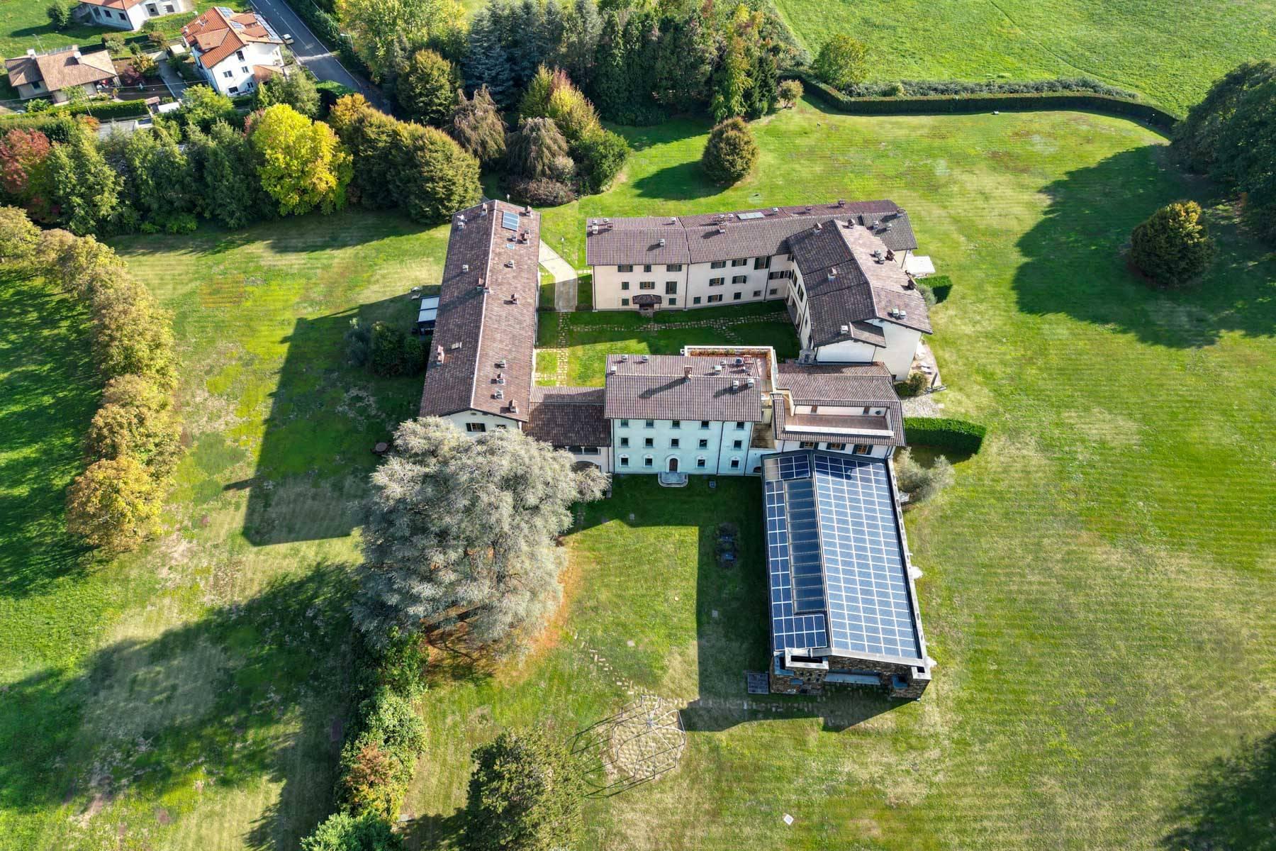Elegant residential compound immersed in a perfectly groomed private park close to Como - 37