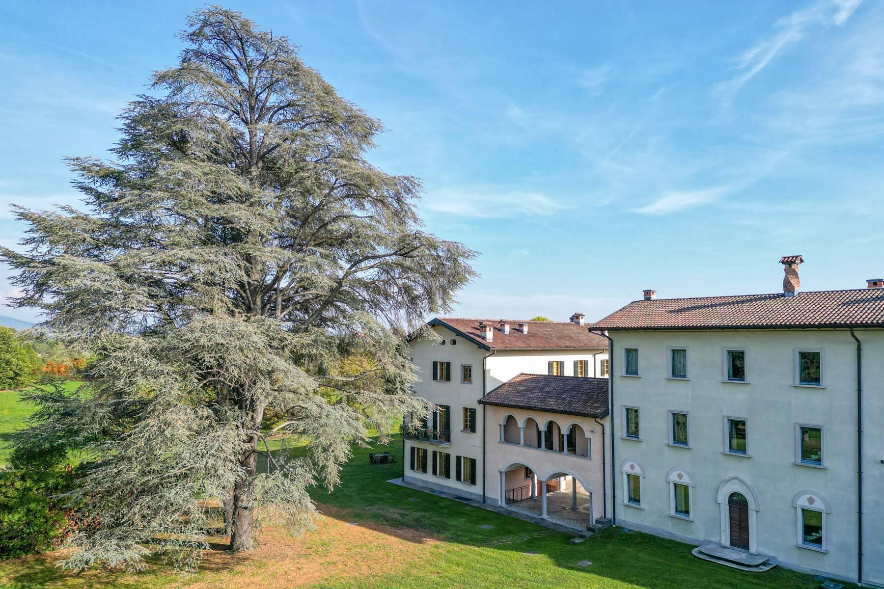Elegant residential compound immersed in a perfectly groomed private park close to Como - 34