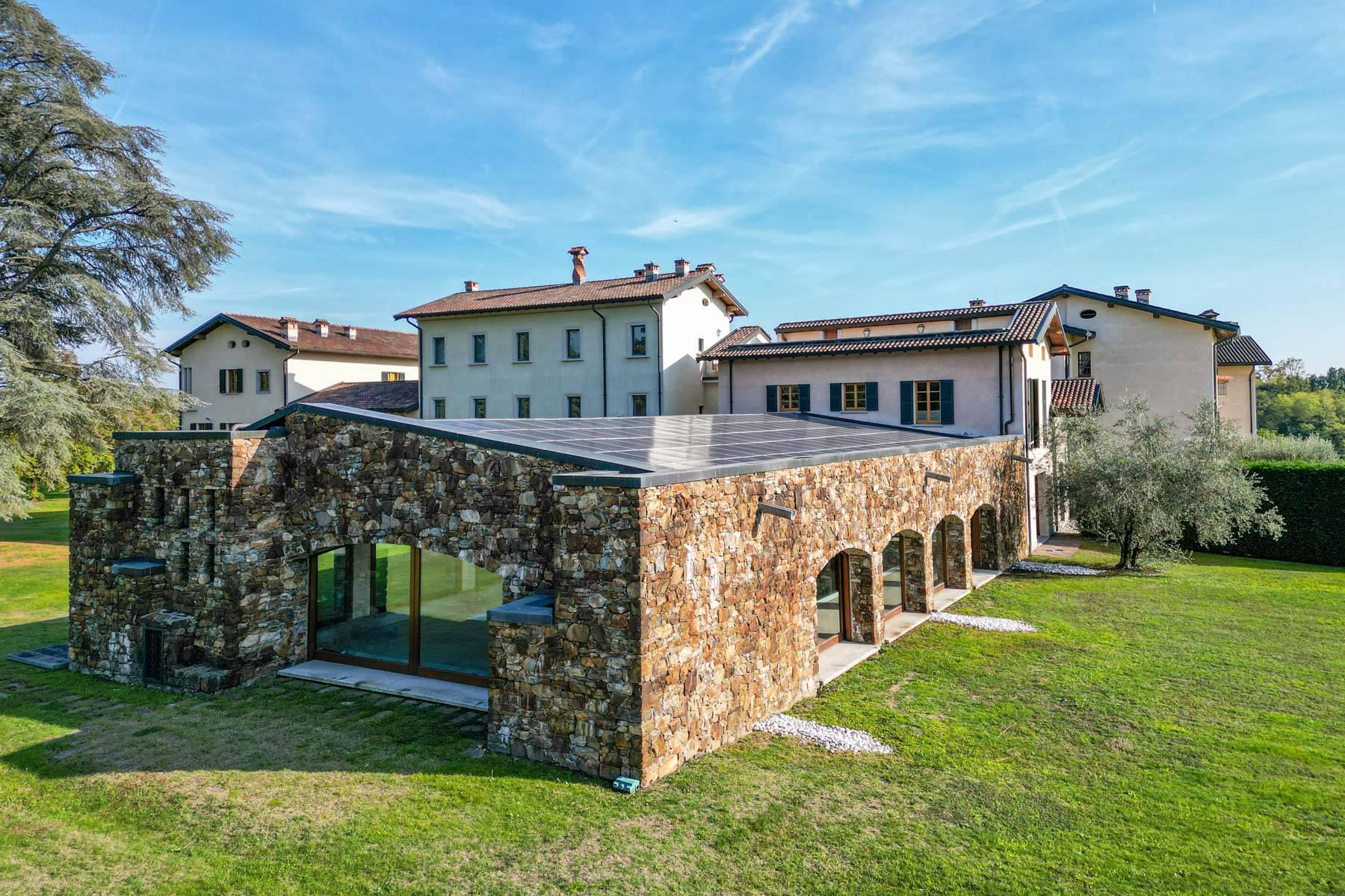 Elegant residential compound immersed in a perfectly groomed private park close to Como - 7