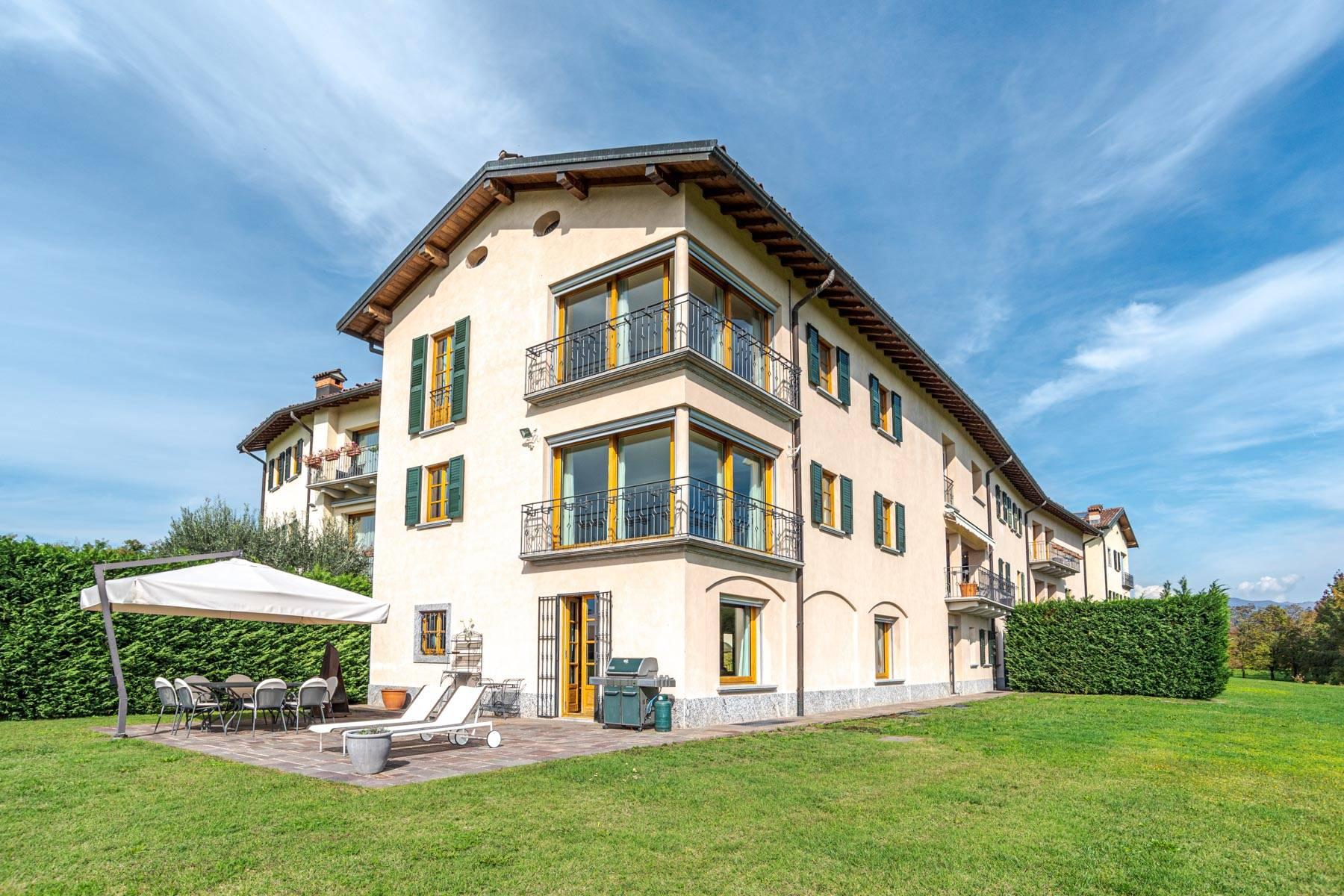 Elegant residential compound immersed in a perfectly groomed private park close to Como - 25
