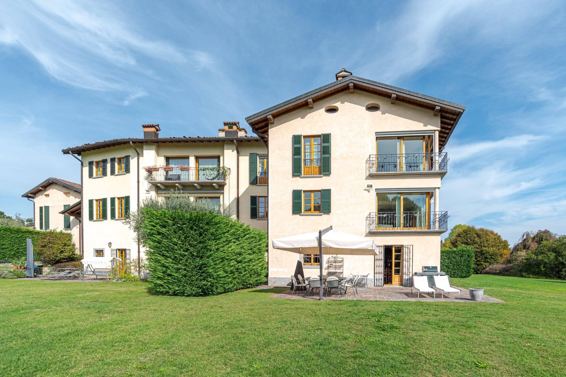 Elegant residential compound immersed in a perfectly groomed private park close to Como - 35