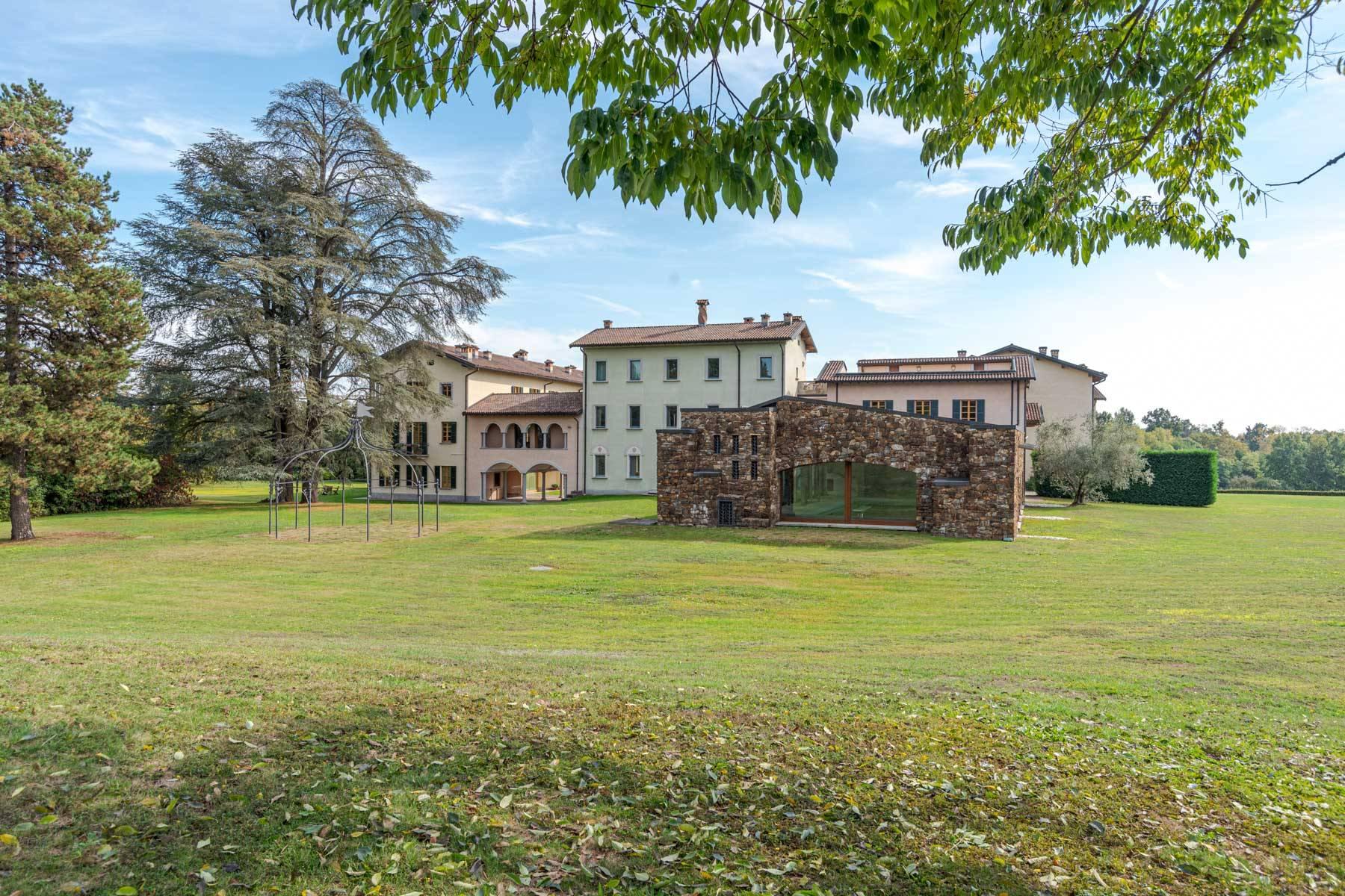 Elegant residential compound immersed in a perfectly groomed private park close to Como - 6
