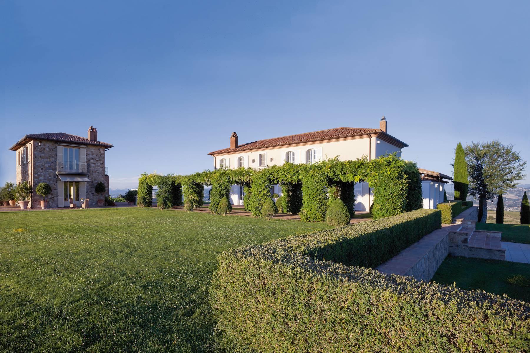 Dreamy villa hidden among the Umbrian hills - 3