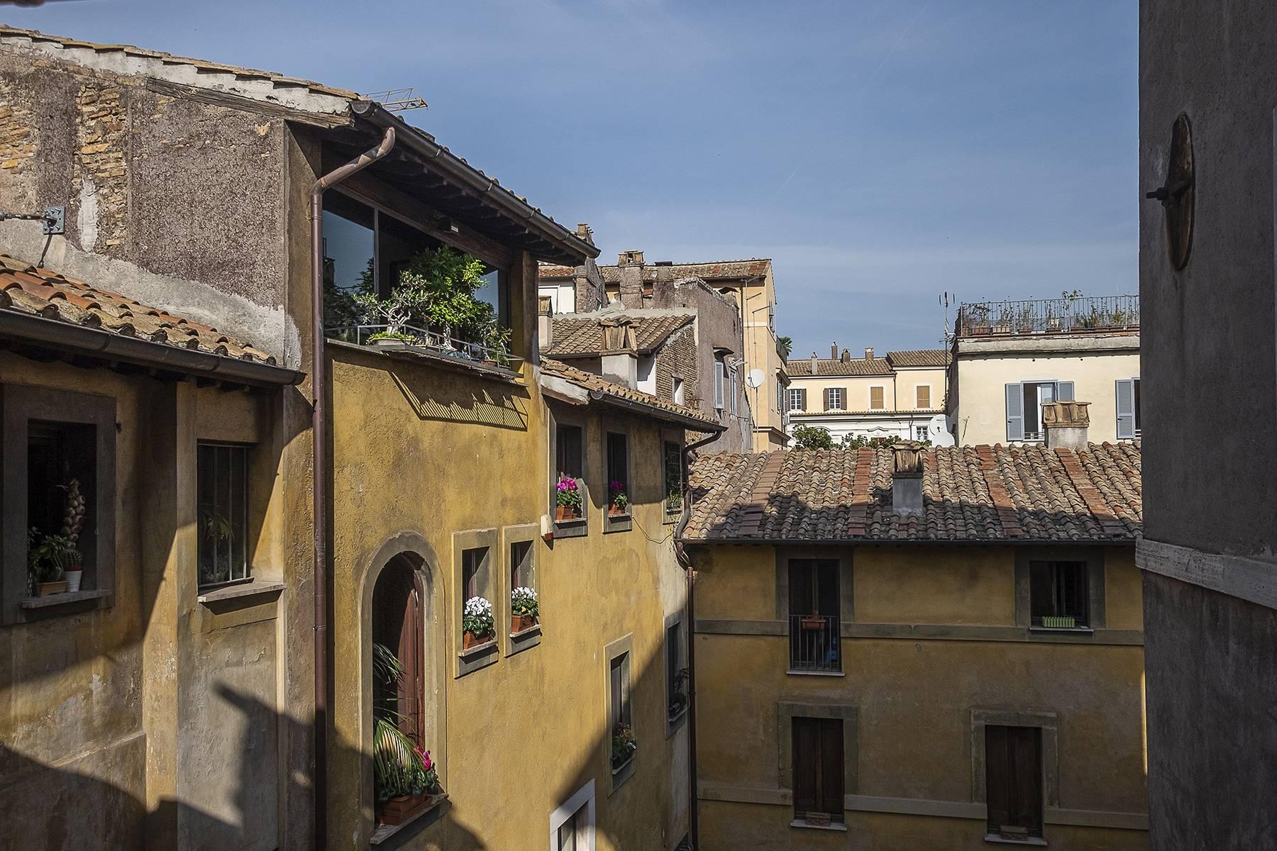 Rare top floor apartment  with unique views on via Giulia - 10