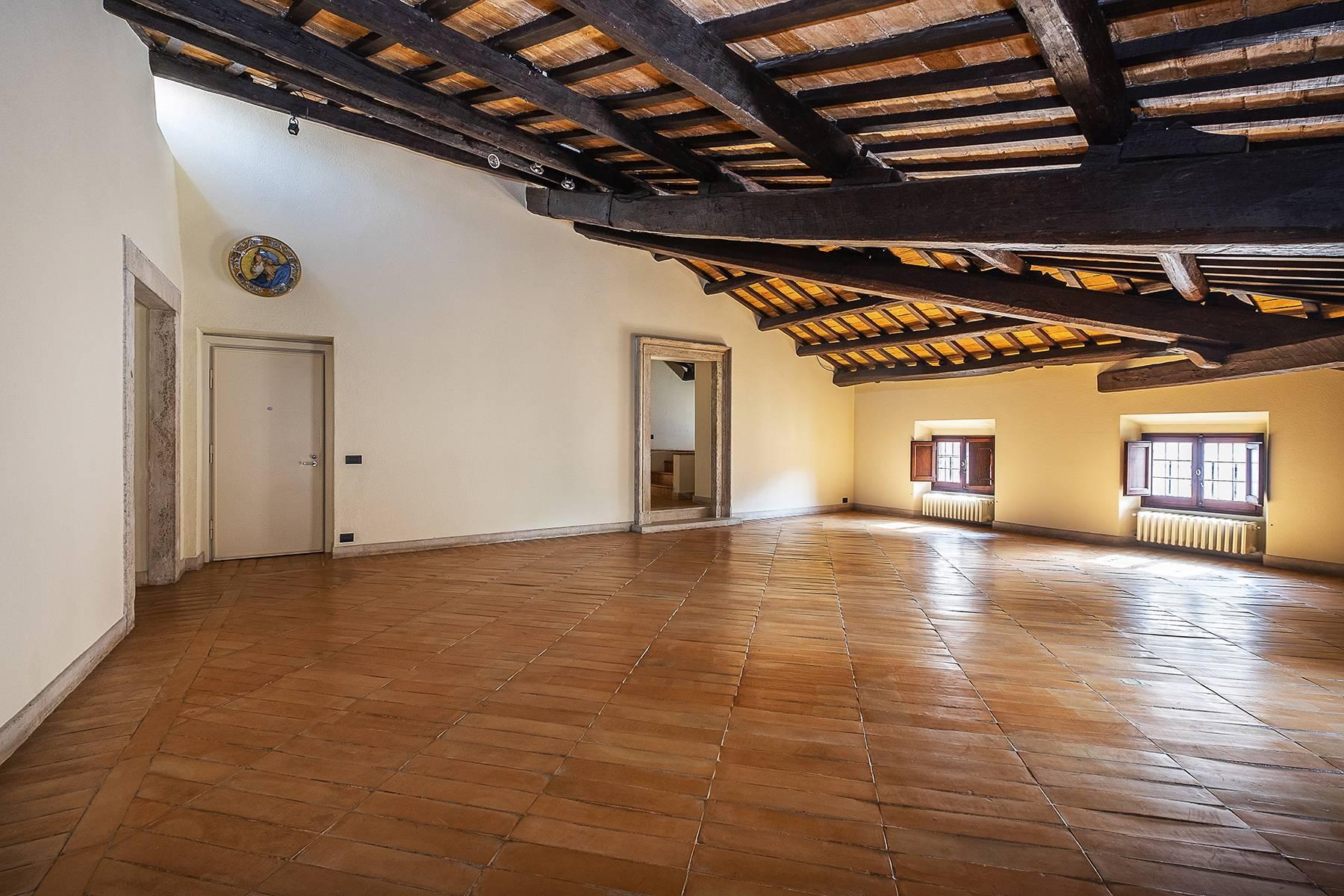 Esclusivo appartamento in centro storico con vista sui tetti di Roma - 13