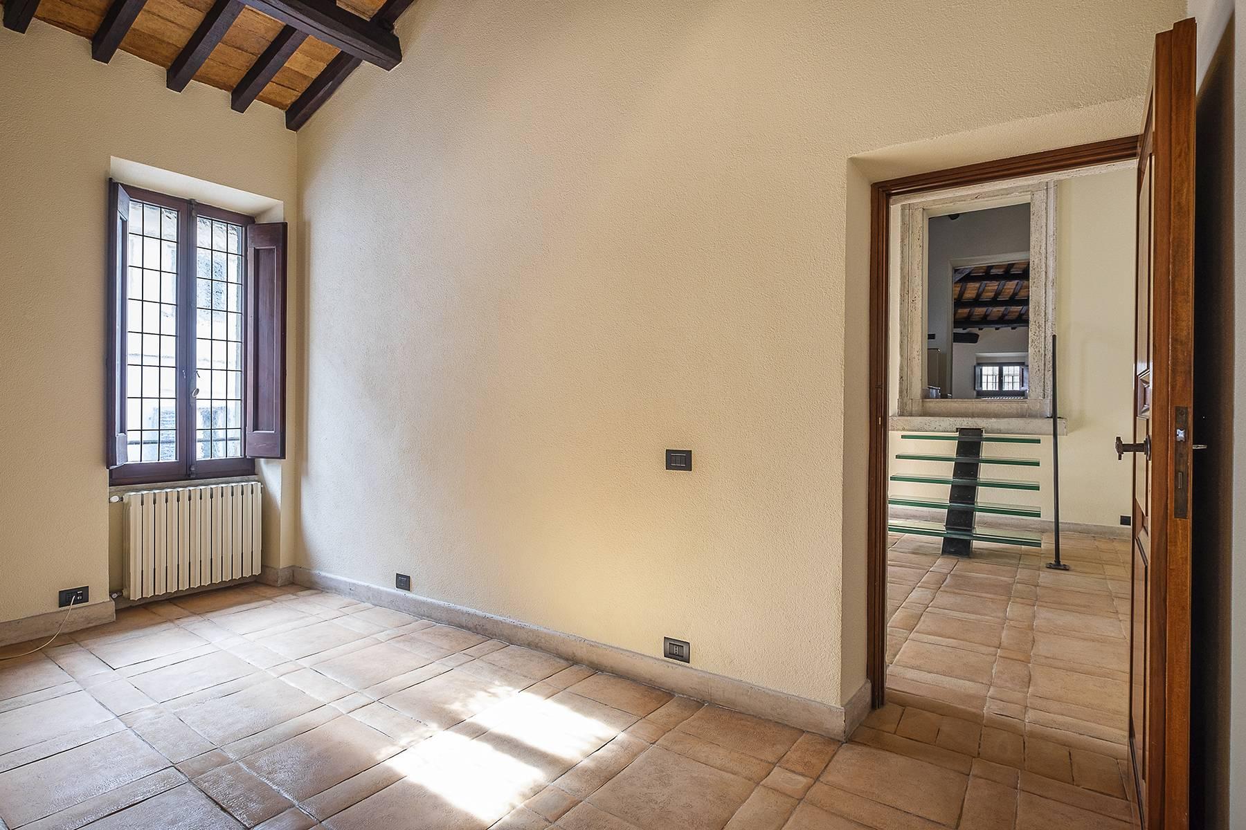 Esclusivo appartamento in centro storico con vista sui tetti di Roma - 4
