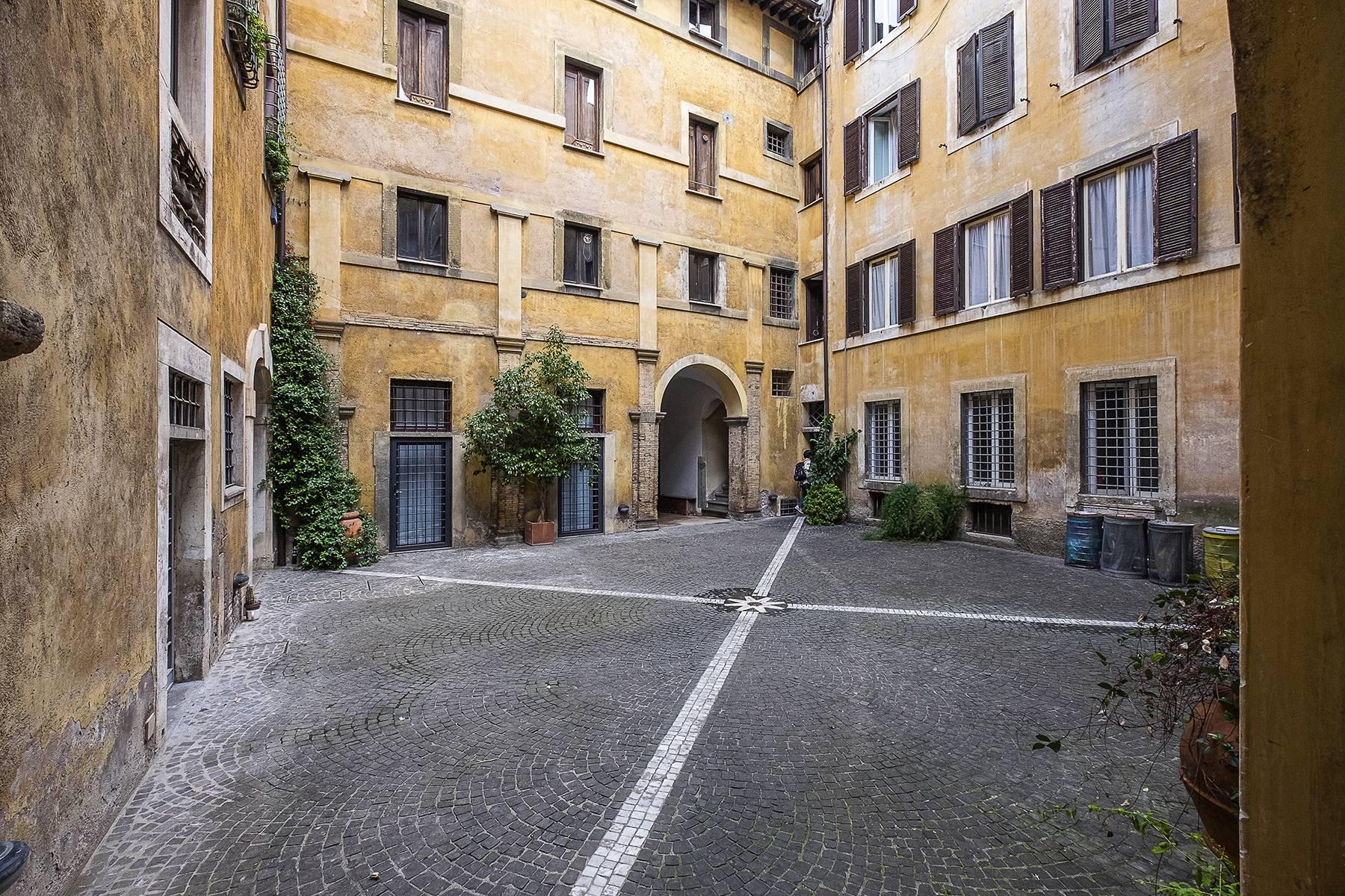 Esclusivo appartamento in centro storico con vista sui tetti di Roma - 23