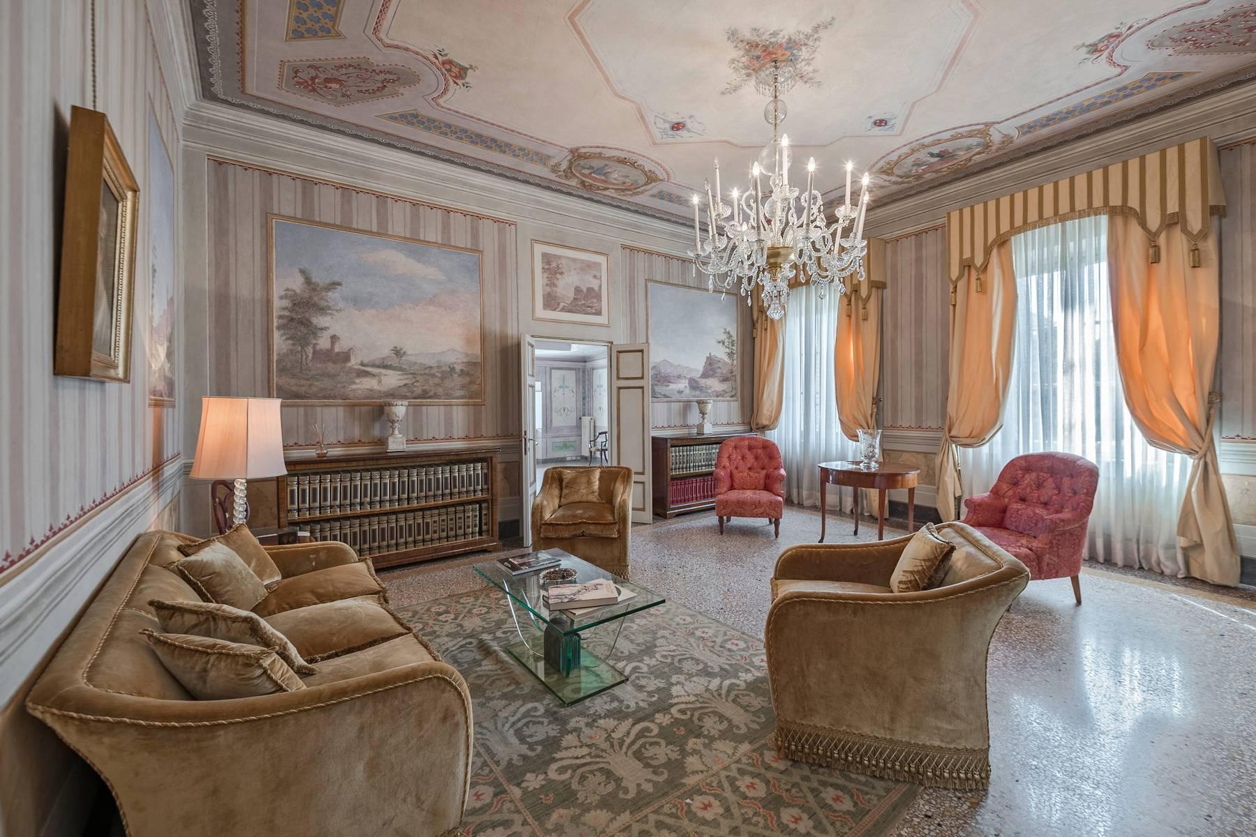 Prestigious apartment in historical building in Lucca - 11