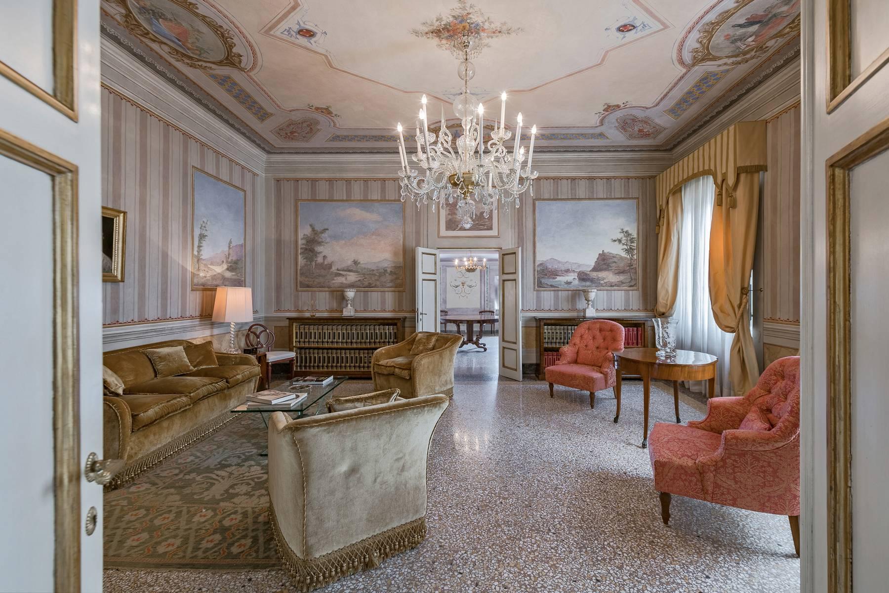 Prestigious apartment in historical building in Lucca - 4