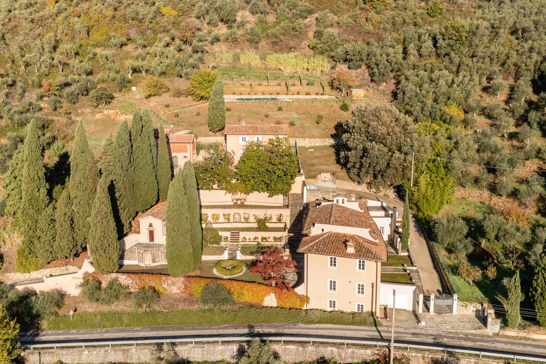 Villa storica con cappella sulle colline di Pescia - 16