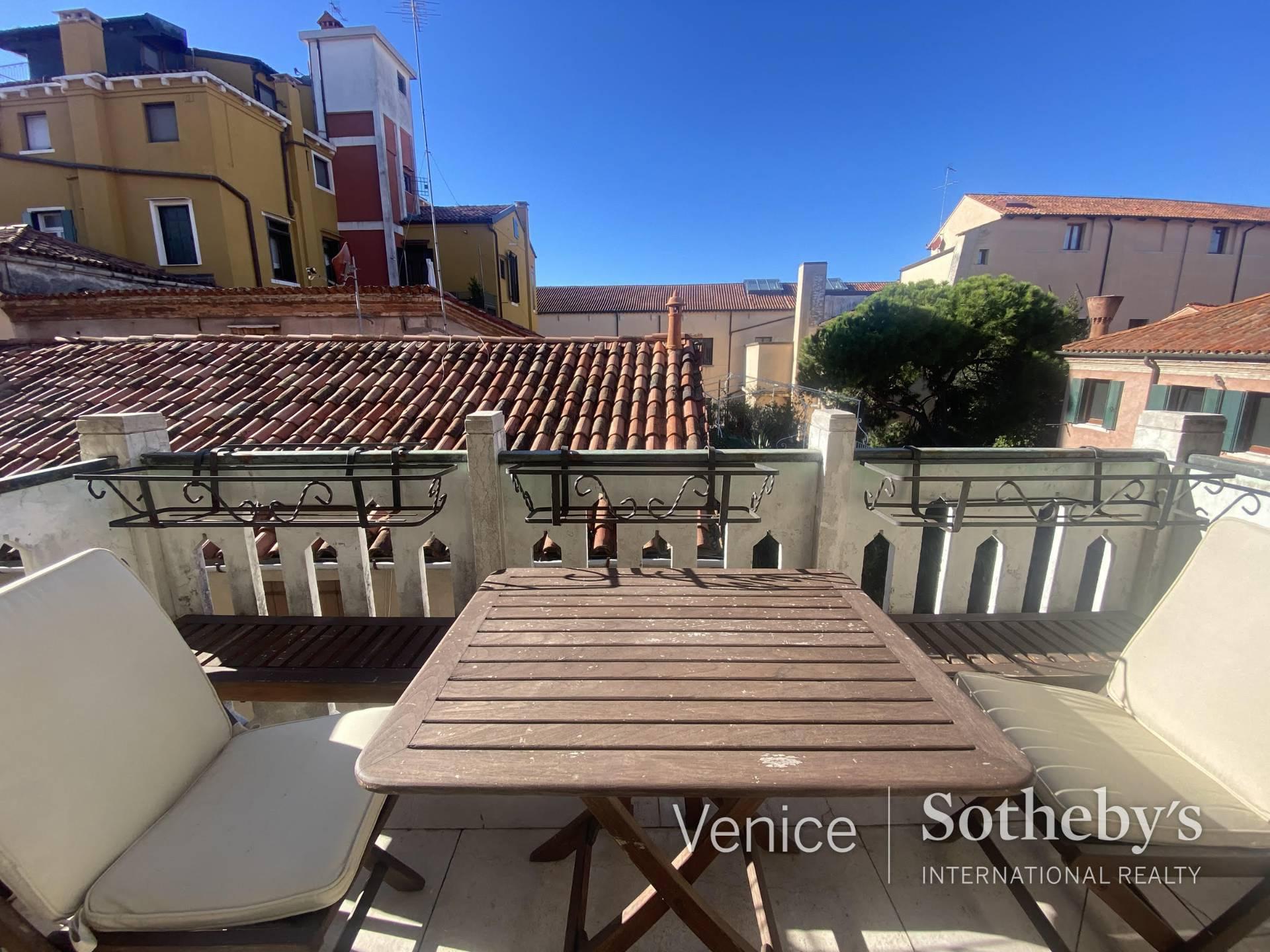 Two very light adjoining properties with airy balconies and mesmerising side views of the Giudecca canal - 3