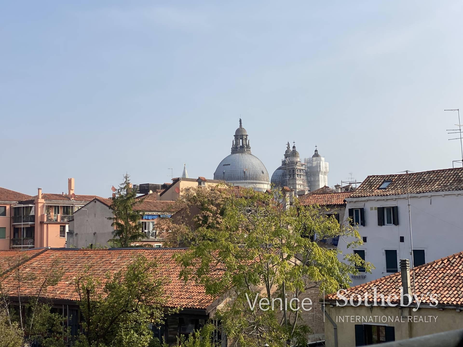 Two very light adjoining properties with airy balconies and mesmerising side views of the Giudecca canal - 8