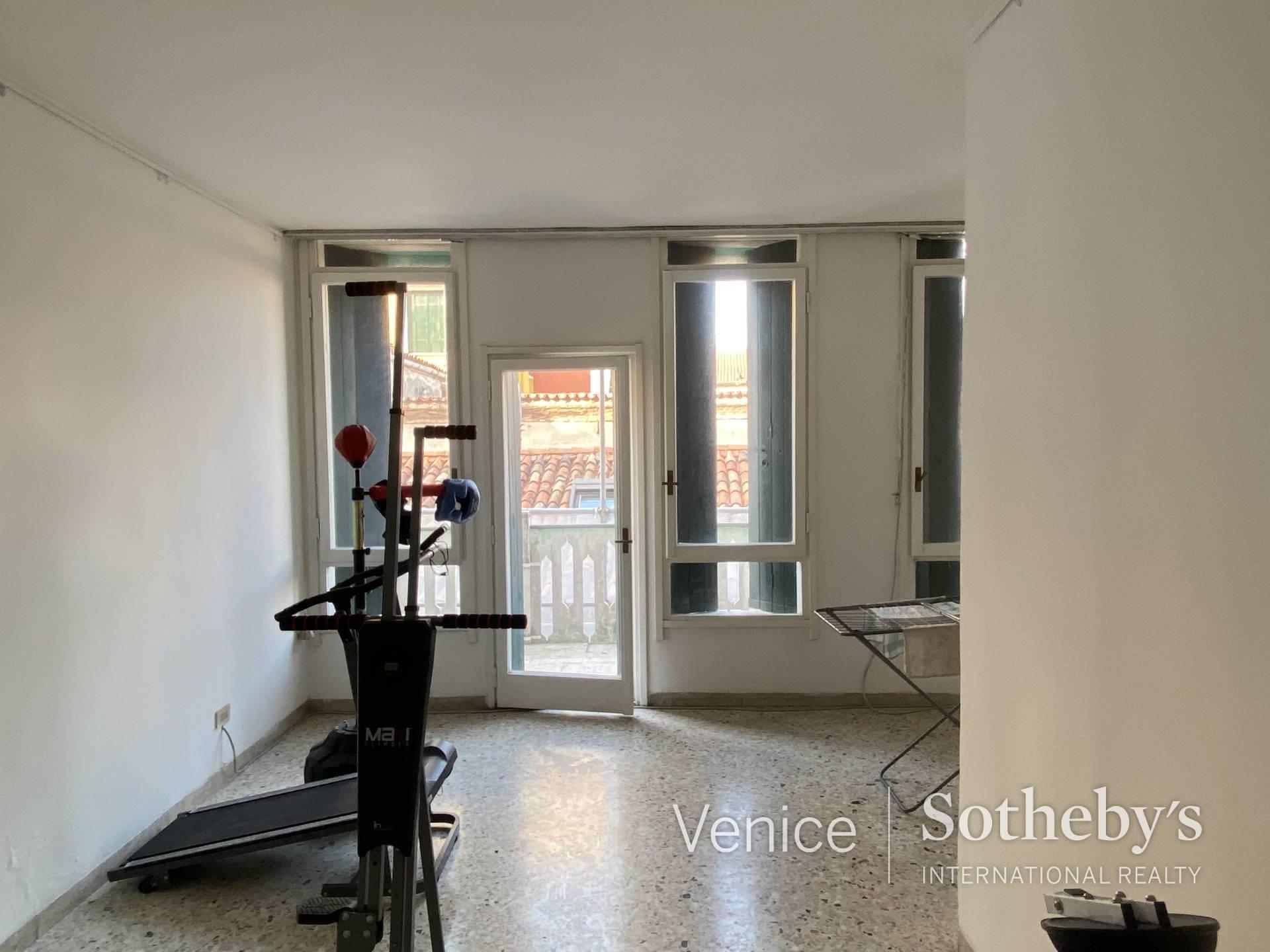 Two very light adjoining properties with airy balconies and mesmerising side views of the Giudecca canal - 14